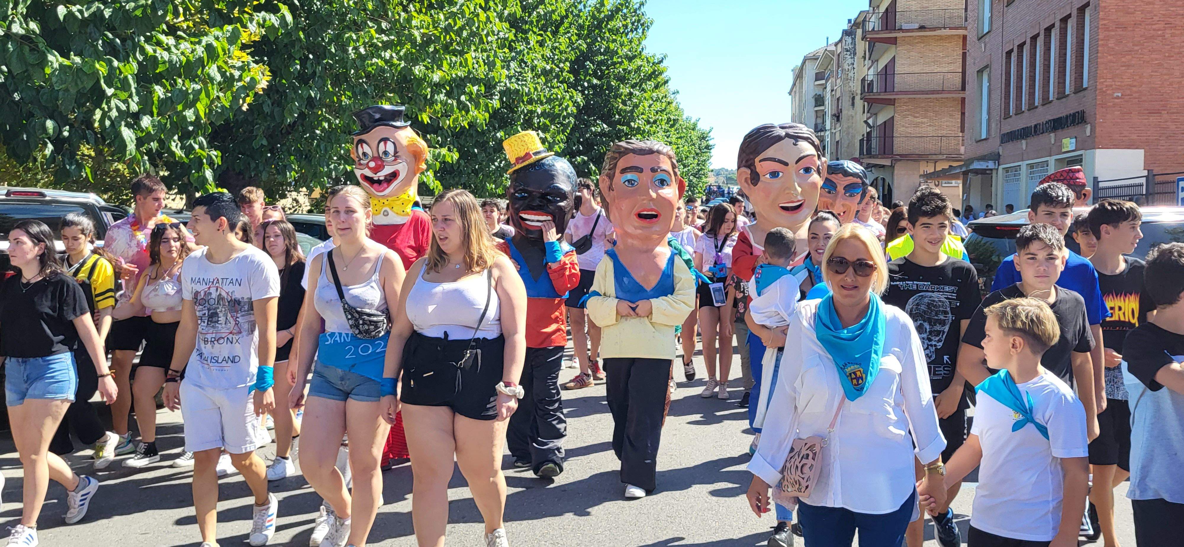 El pasacalles extiende la fiesta por Monzón. Foto: Mercedes Manterola