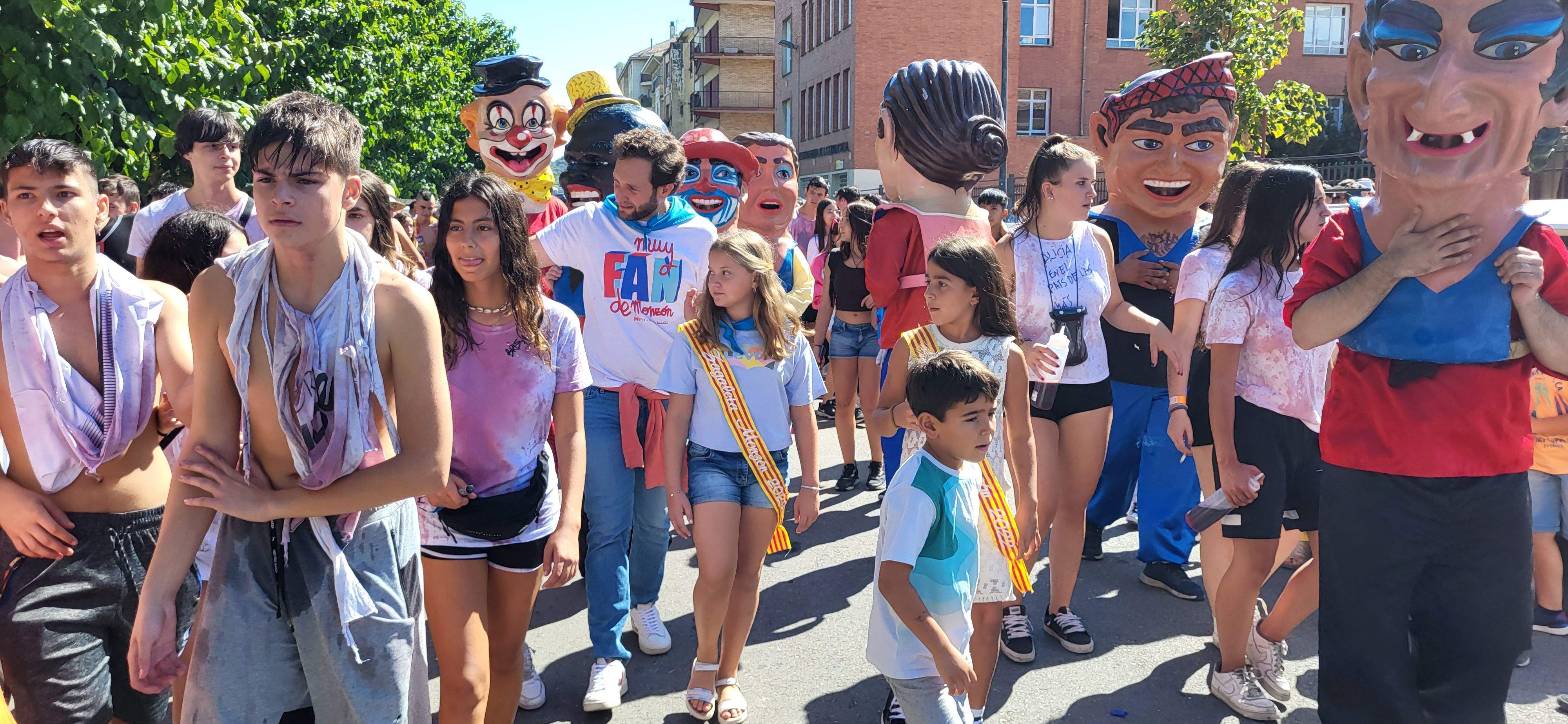 El pasacalles extiende la fiesta por Monzón. Foto: Mercedes Manterola