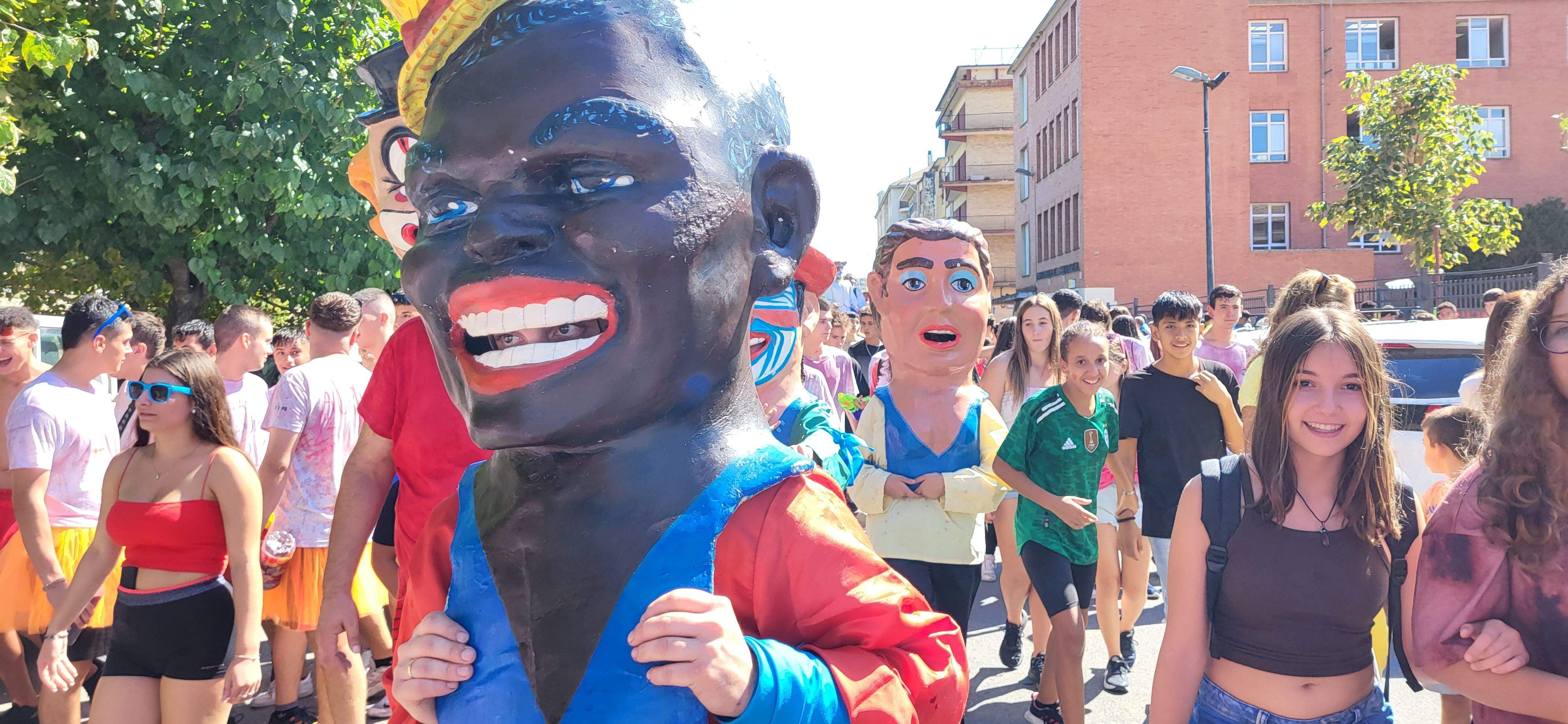 El pasacalles extiende la fiesta por Monzón. Foto: Mercedes Manterola