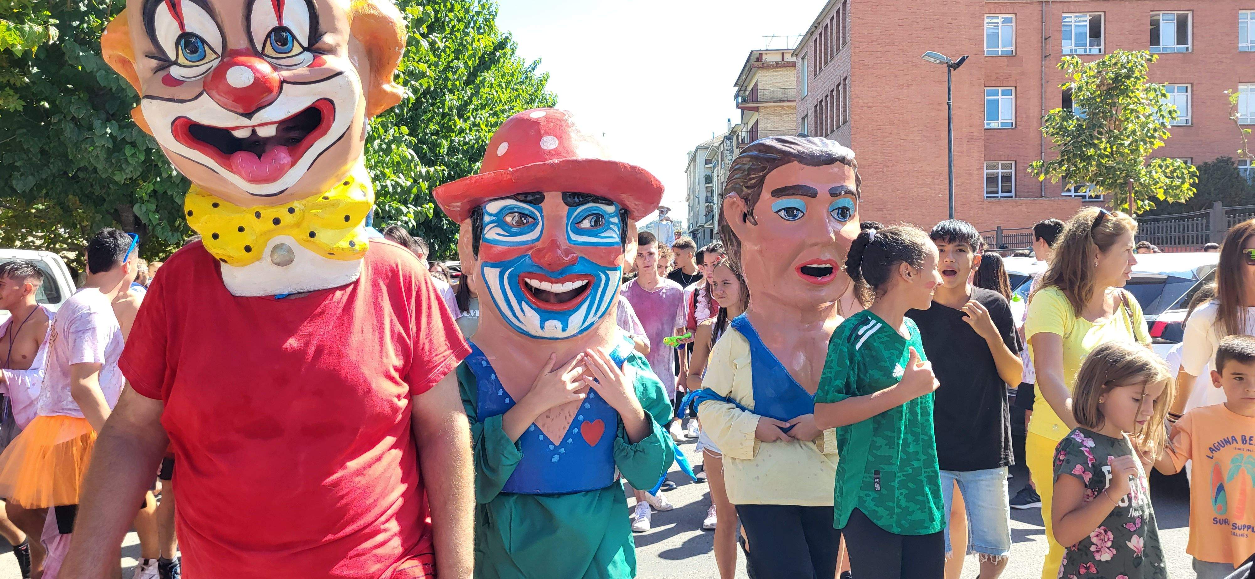 El pasacalles extiende la fiesta por Monzón. Foto: Mercedes Manterola