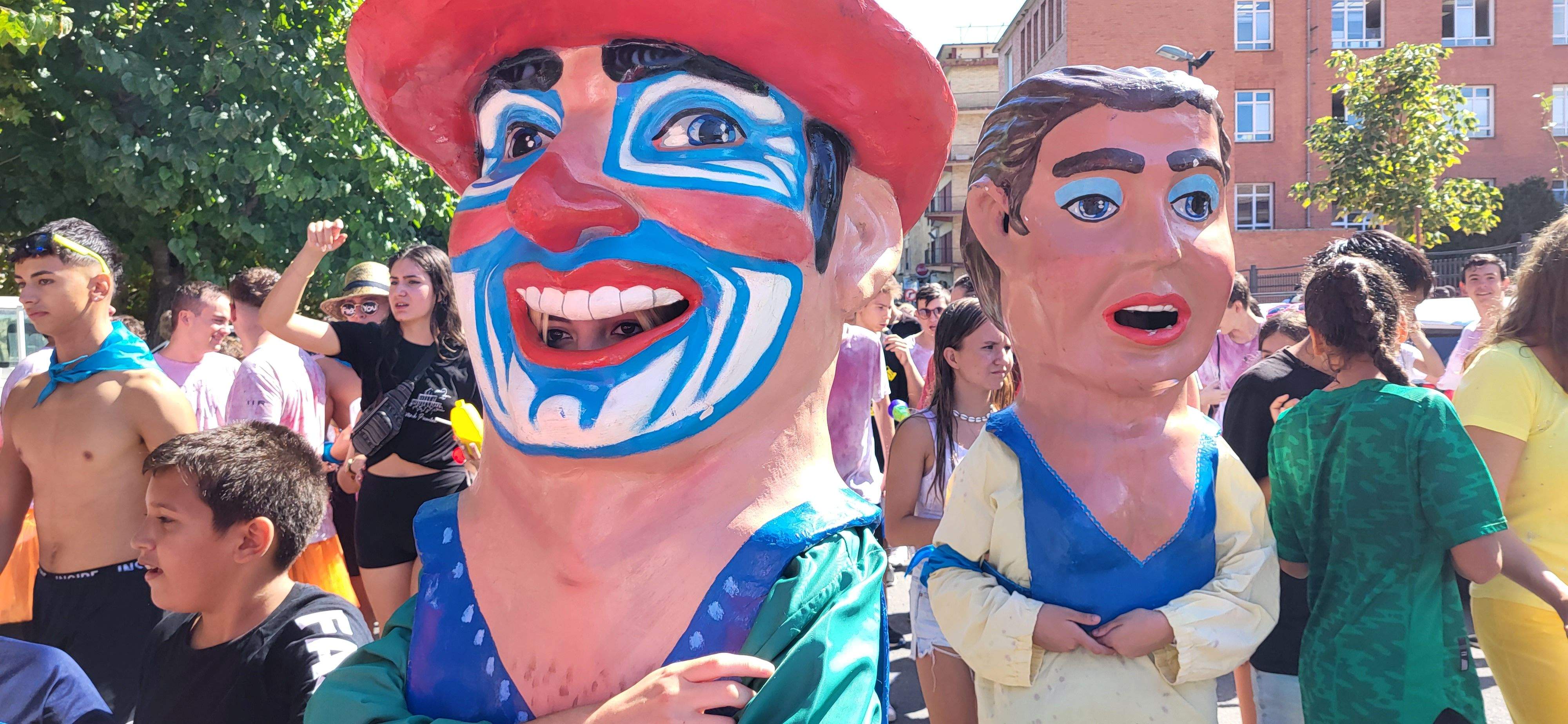 El pasacalles extiende la fiesta por Monzón. Foto: Mercedes Manterola