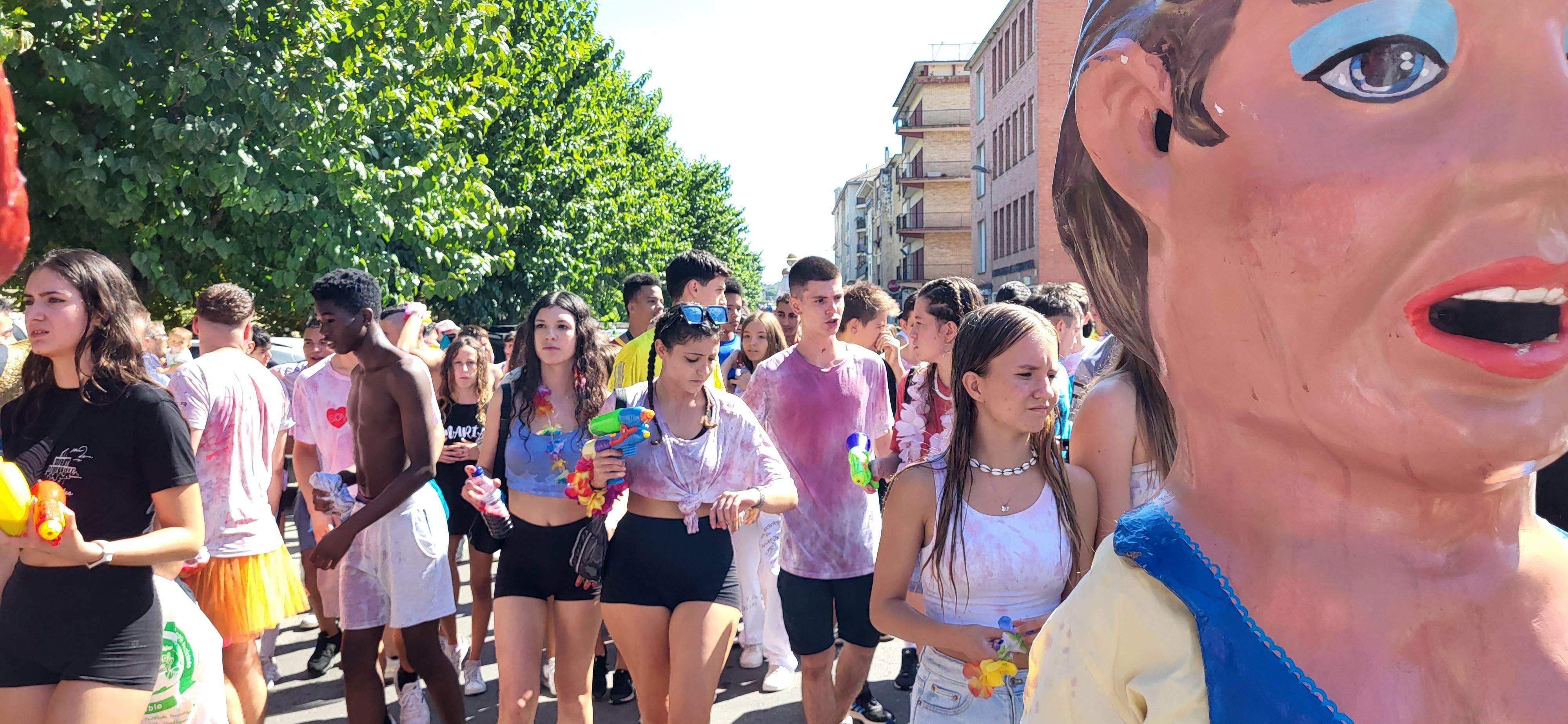 El pasacalles extiende la fiesta por Monzón. Foto: Mercedes Manterola