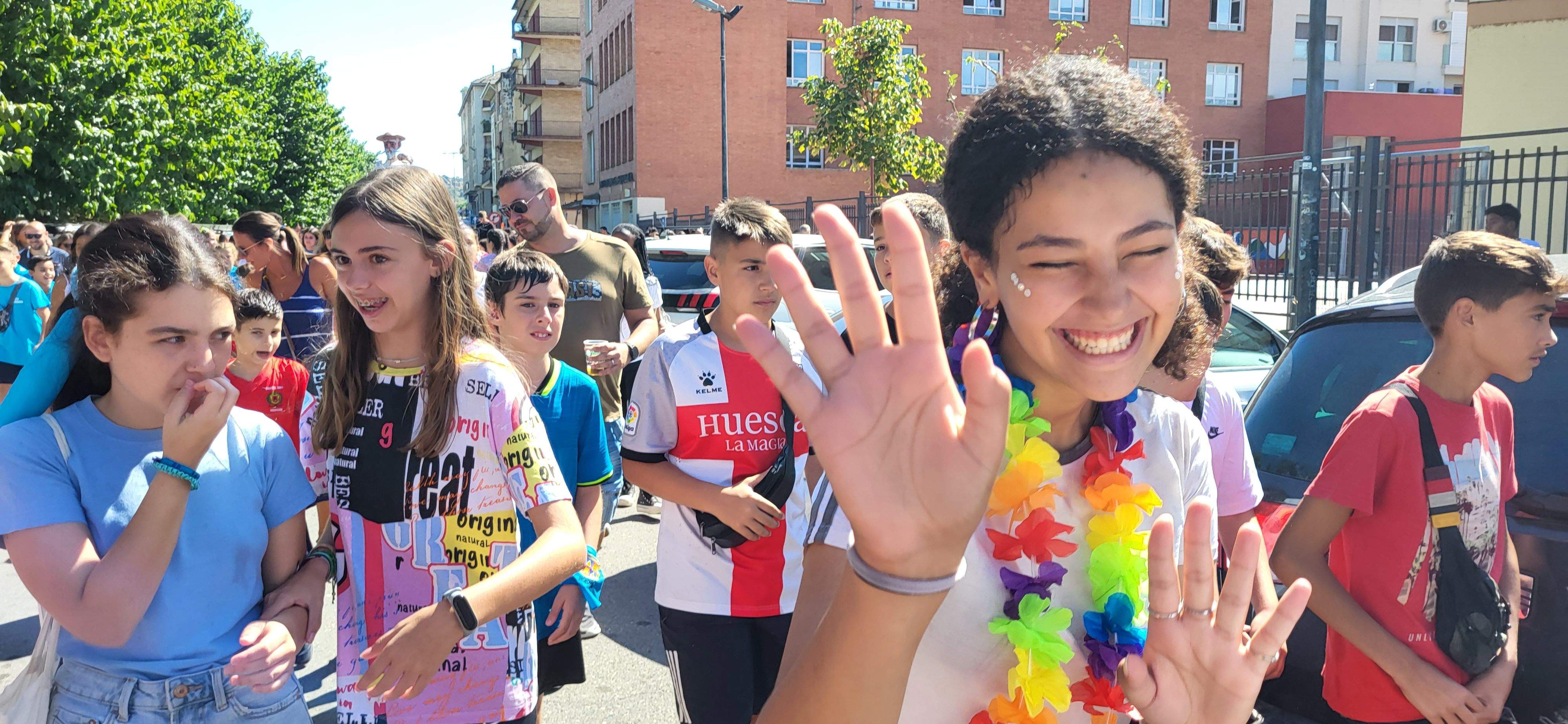 El pasacalles extiende la fiesta por Monzón. Foto: Mercedes Manterola