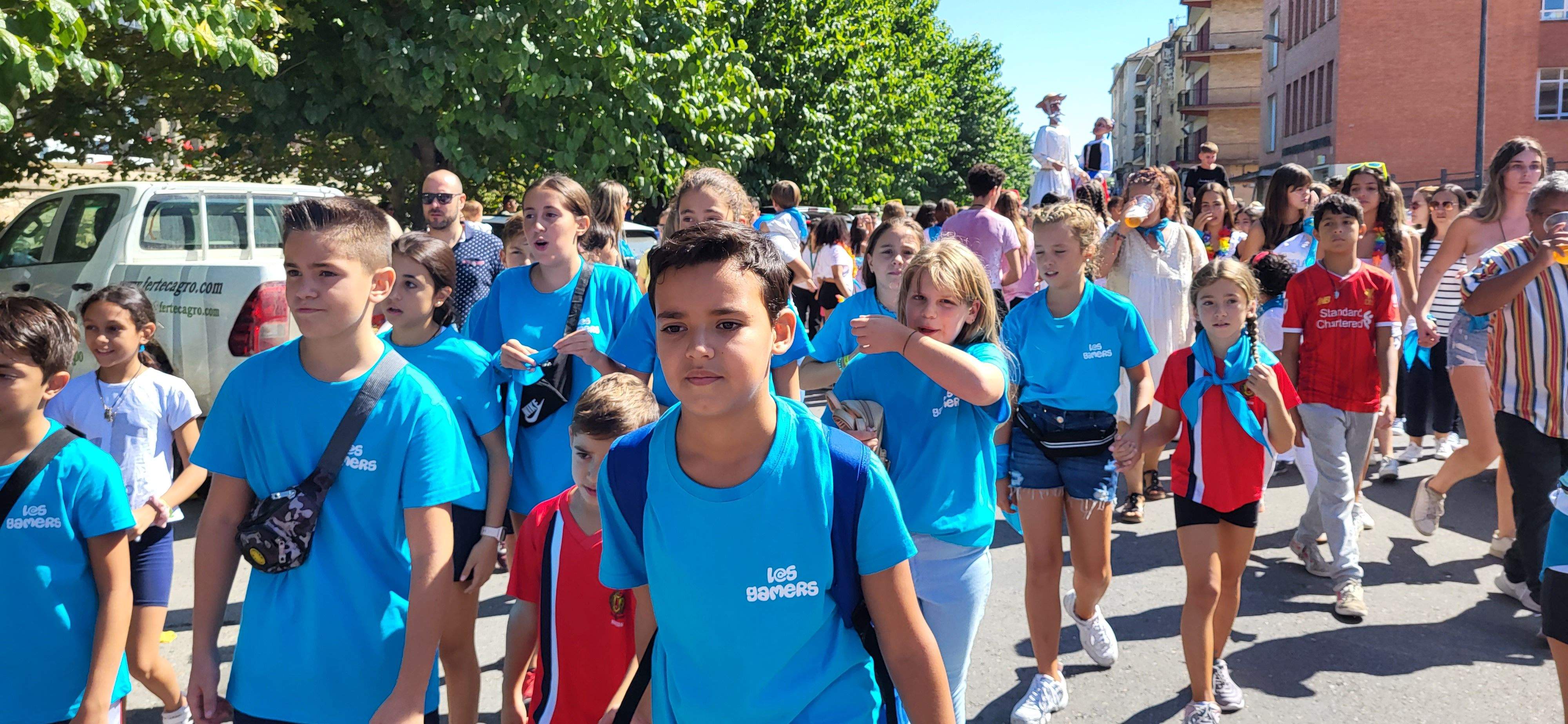 El pasacalles extiende la fiesta por Monzón. Foto: Mercedes Manterola