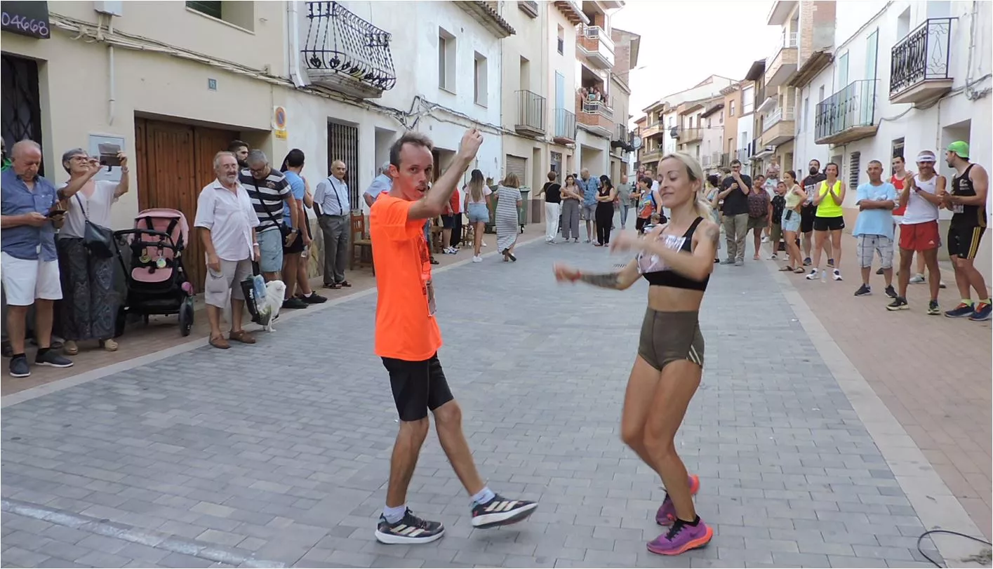 Castells y Suárez bailan la jota de los pollos.