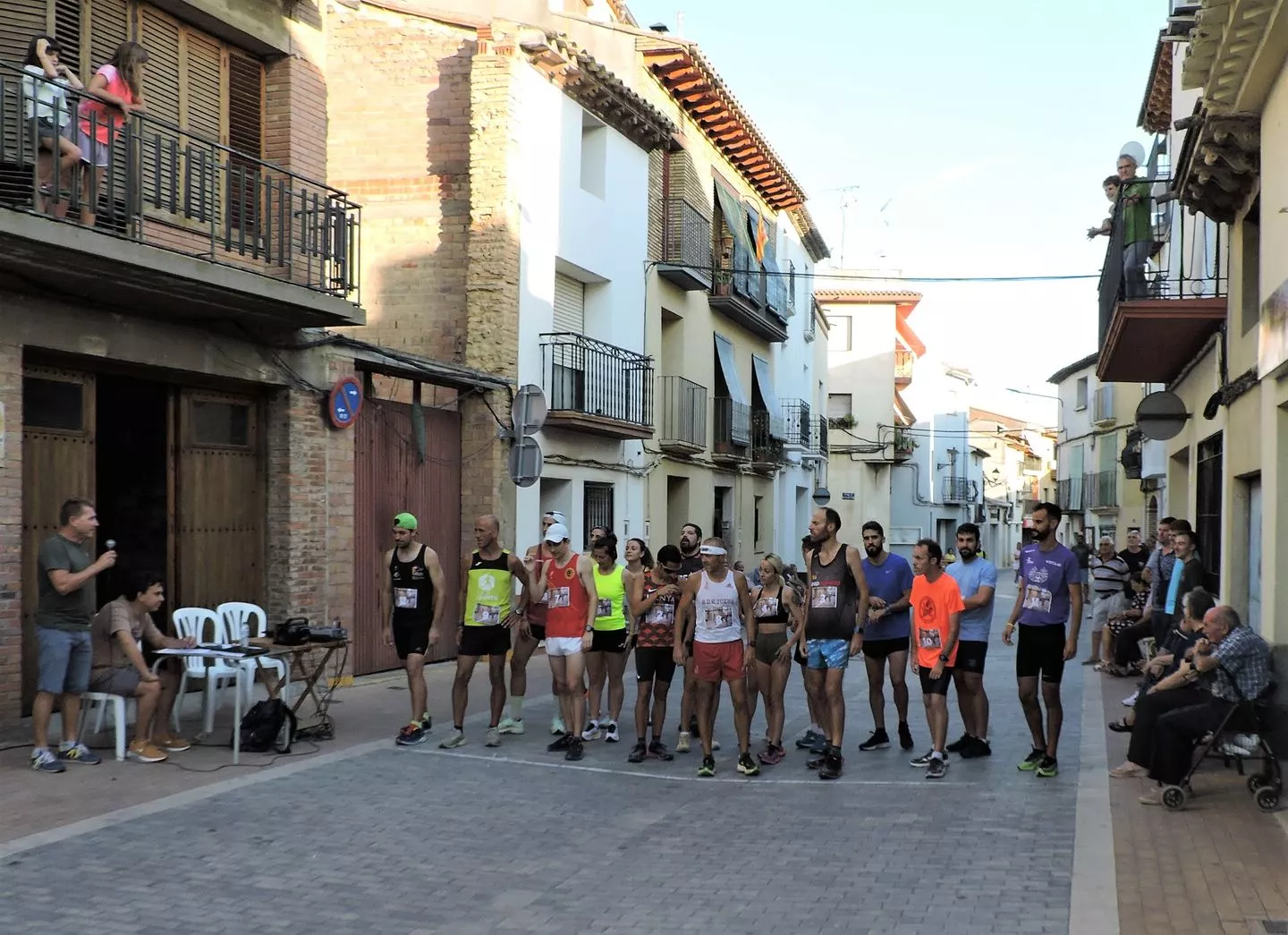 Participantes de la carrera con el alcalde Francisco Javier Carrasquer y el concejal Alejandro Poy