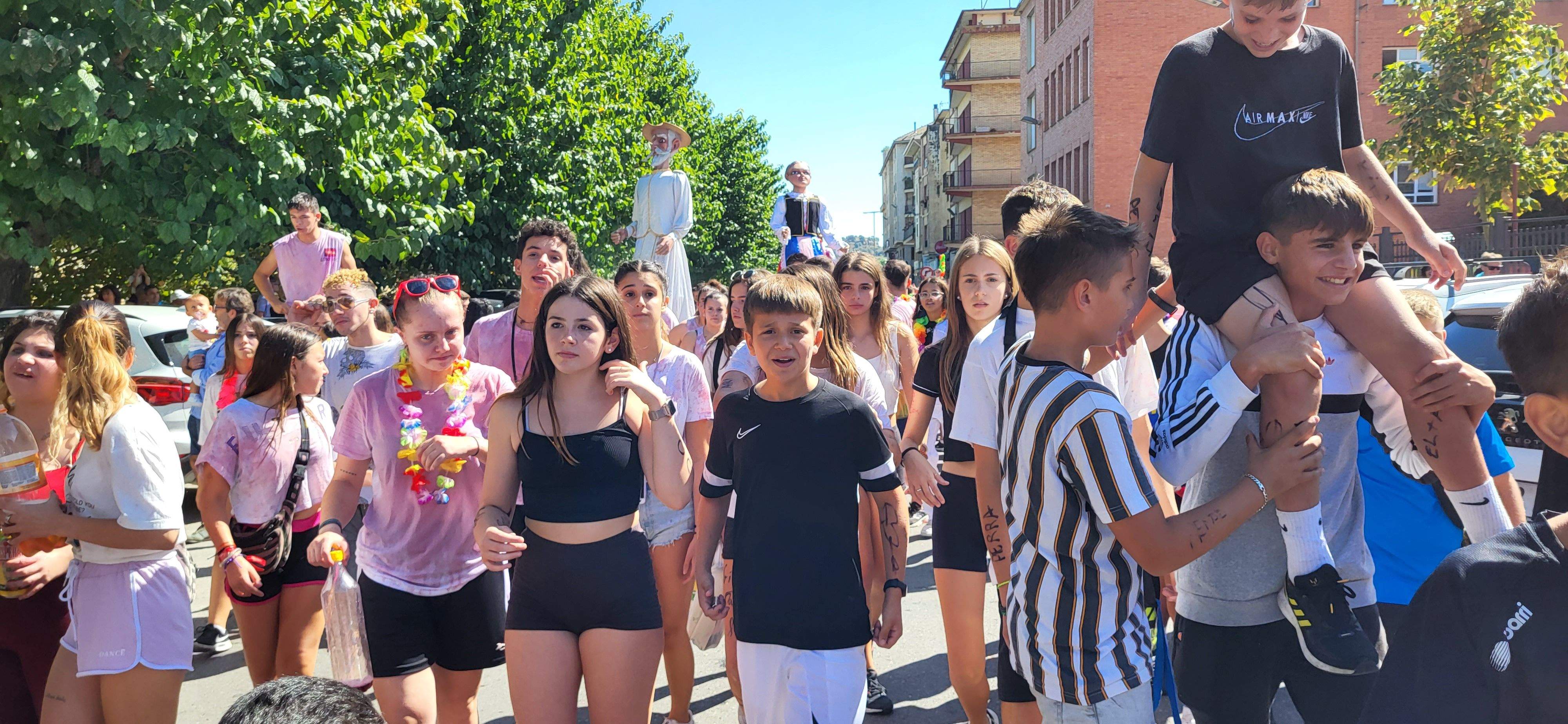 El pasacalles extiende la fiesta por Monzón. Foto: Mercedes Manterola