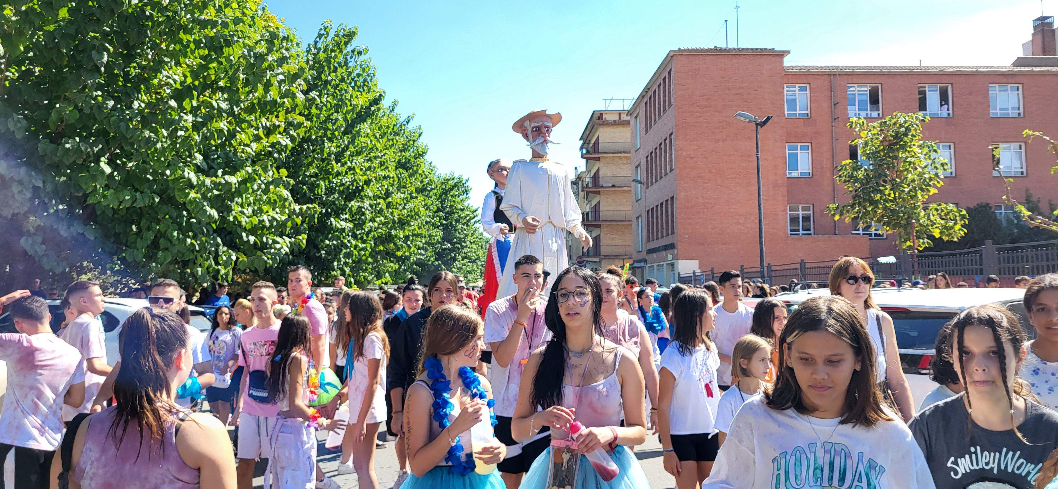 El pasacalles extiende la fiesta por Monzón. Foto: Mercedes Manterola