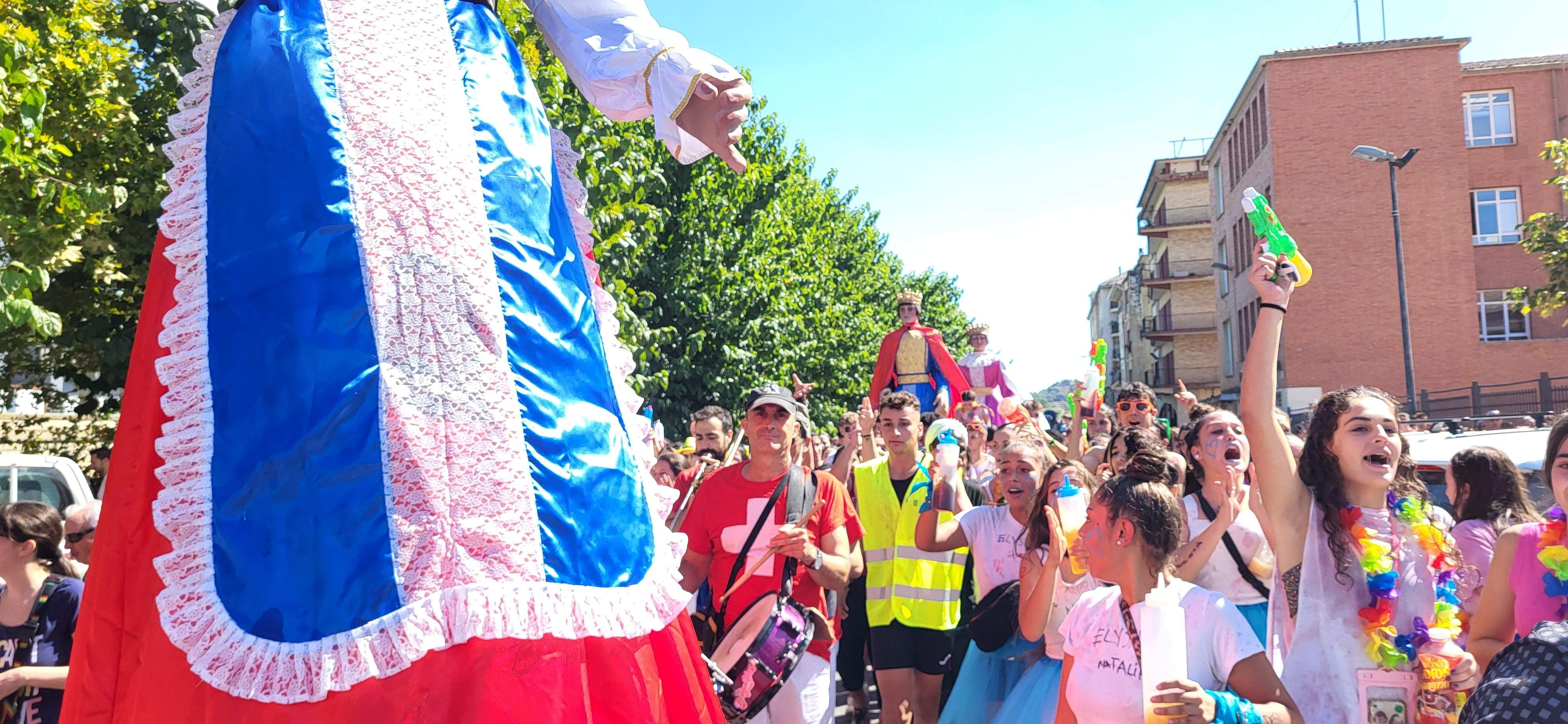El pasacalles extiende la fiesta por Monzón. Foto: Mercedes Manterola