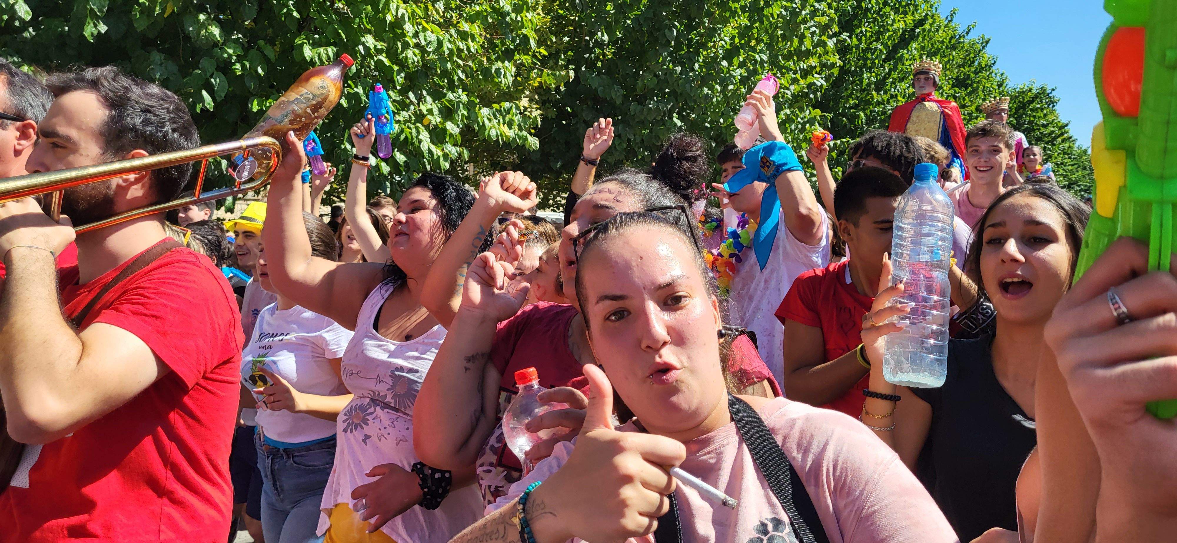 El pasacalles extiende la fiesta por Monzón. Foto: Mercedes Manterola