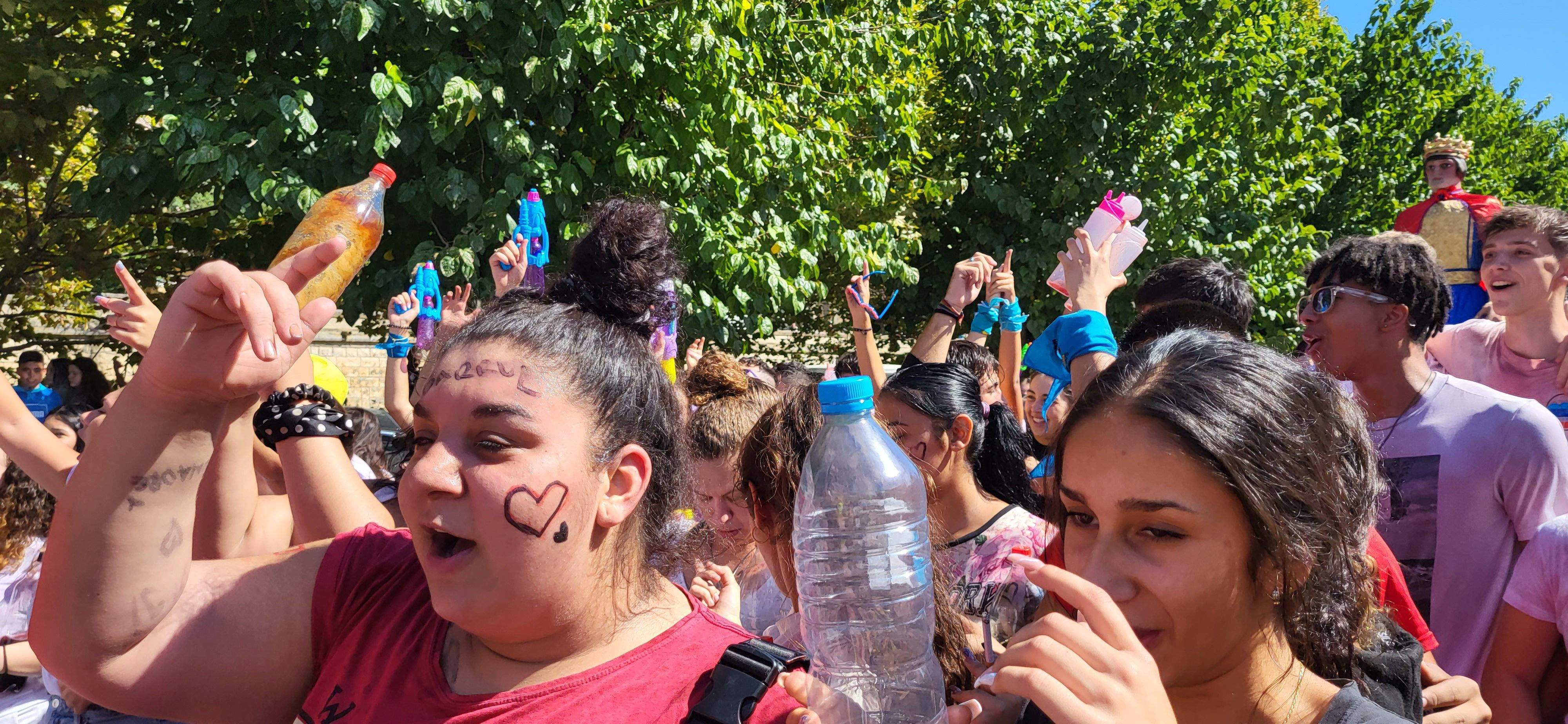 El pasacalles extiende la fiesta por Monzón. Foto: Mercedes Manterola