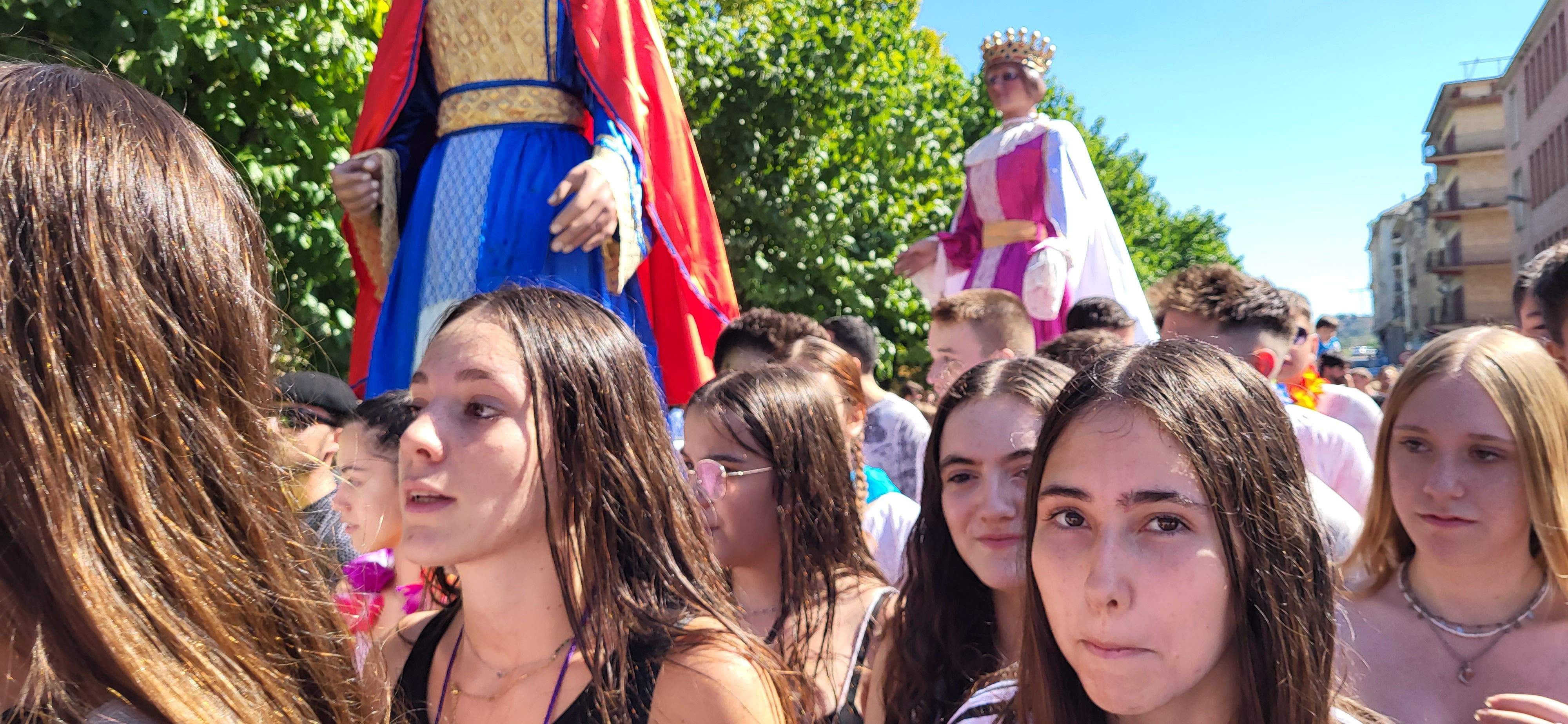 El pasacalles extiende la fiesta por Monzón. Foto: Mercedes Manterola