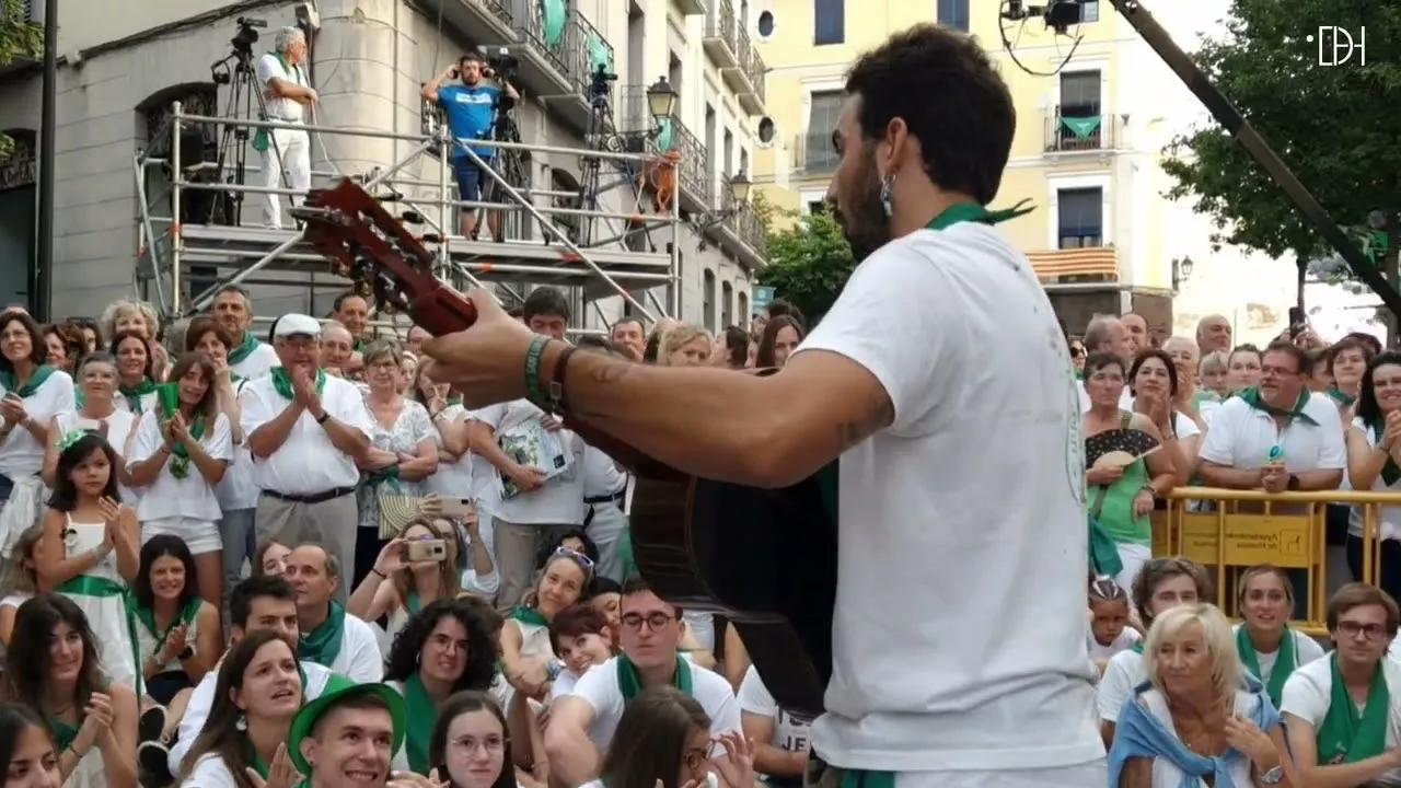 Lorien Sierra, animador "oficial" de la espera a los danzante Lorien Sierra, animador "oficial" de la espera a los danzante