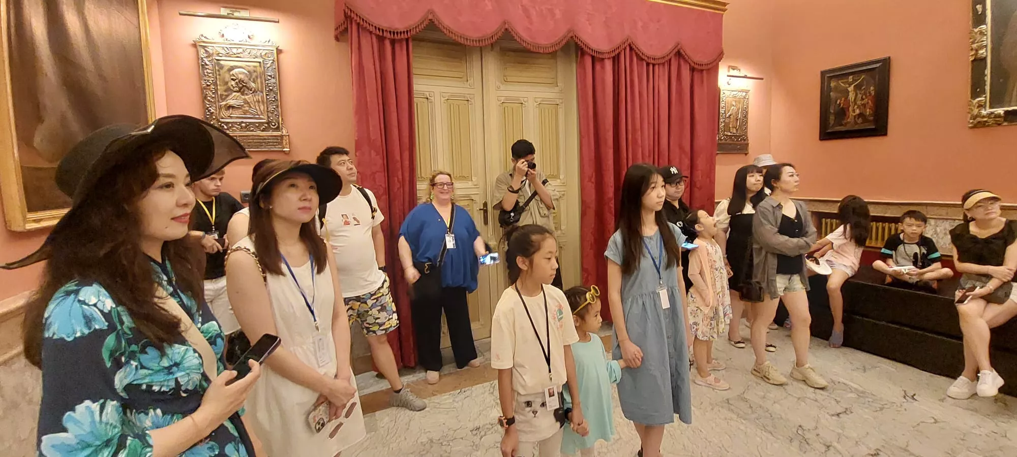 Visita de los participantes en el World Music Connection Festival a Huesca