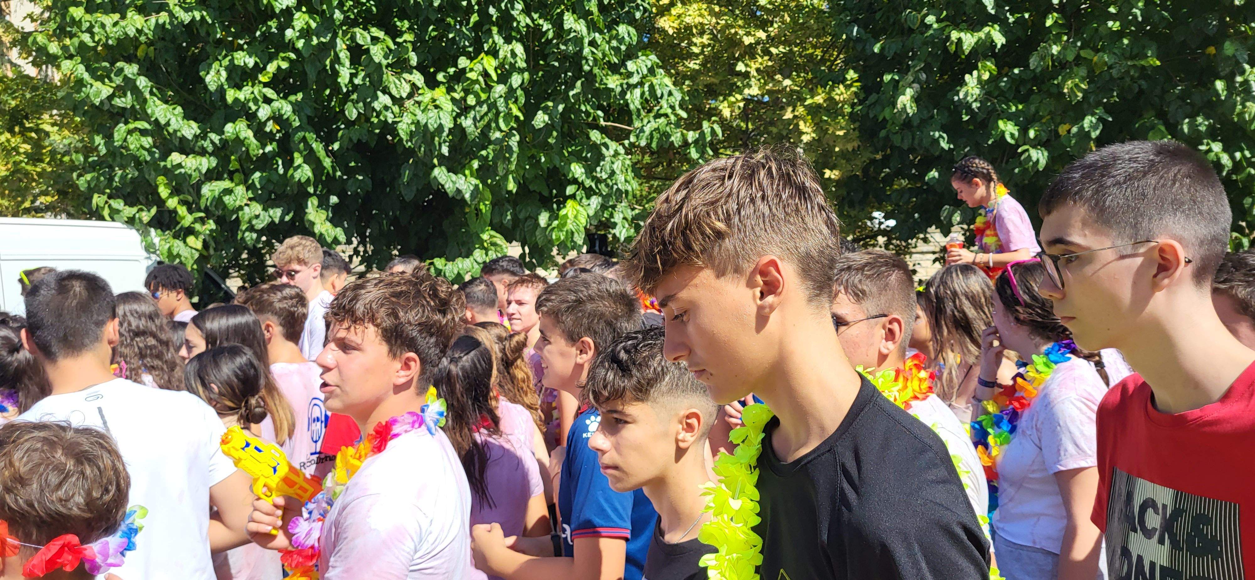 El pasacalles extiende la fiesta por Monzón. Foto: Mercedes Manterola