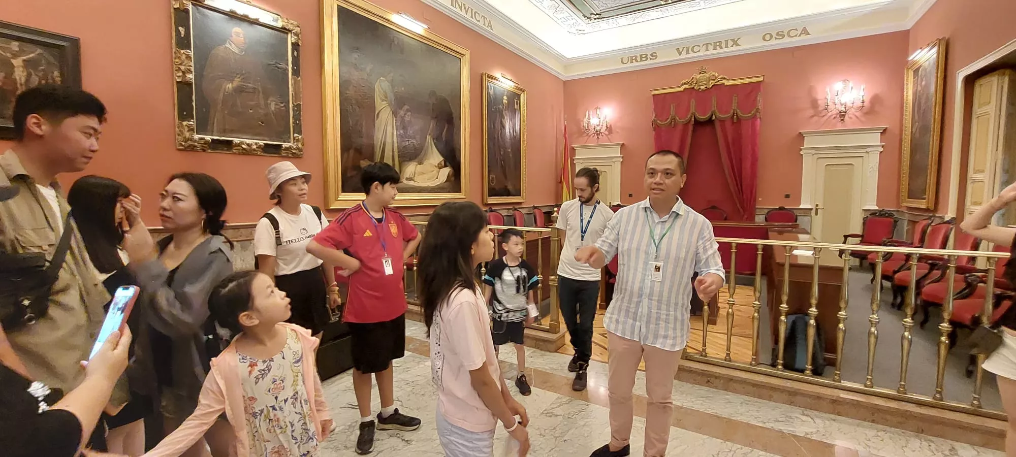 Visita de los participantes en el World Music Connection Festival a Huesca