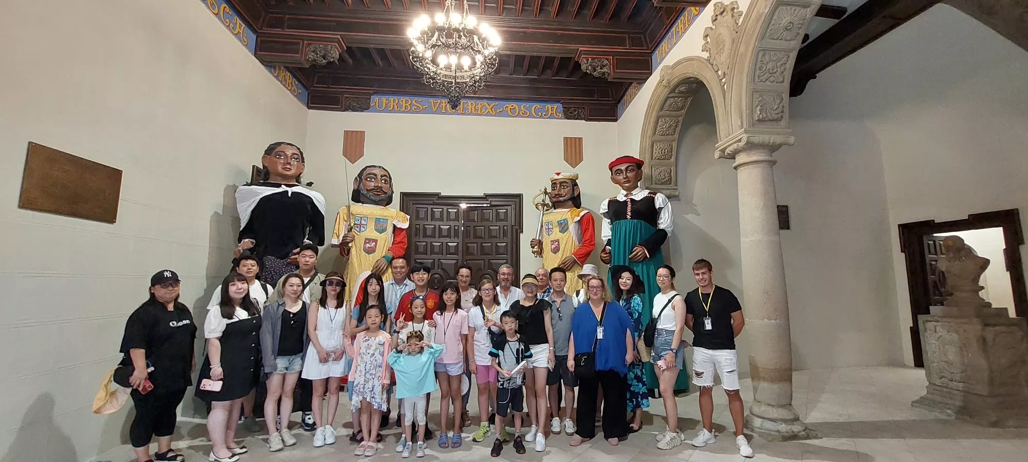 Visita de los participantes en el World Music Connection Festival a Huesca