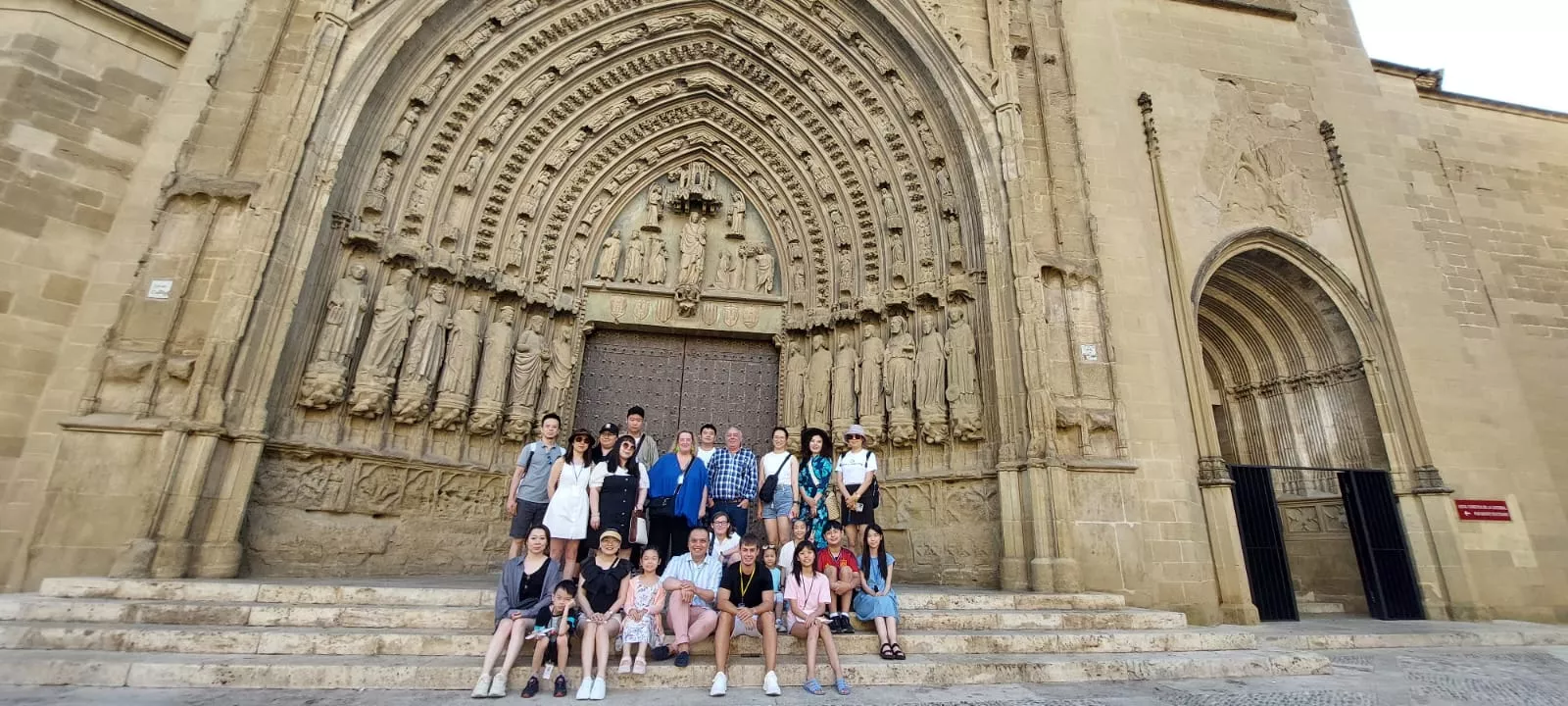 Visita de los participantes en el World Music Connection Festival a Huesca