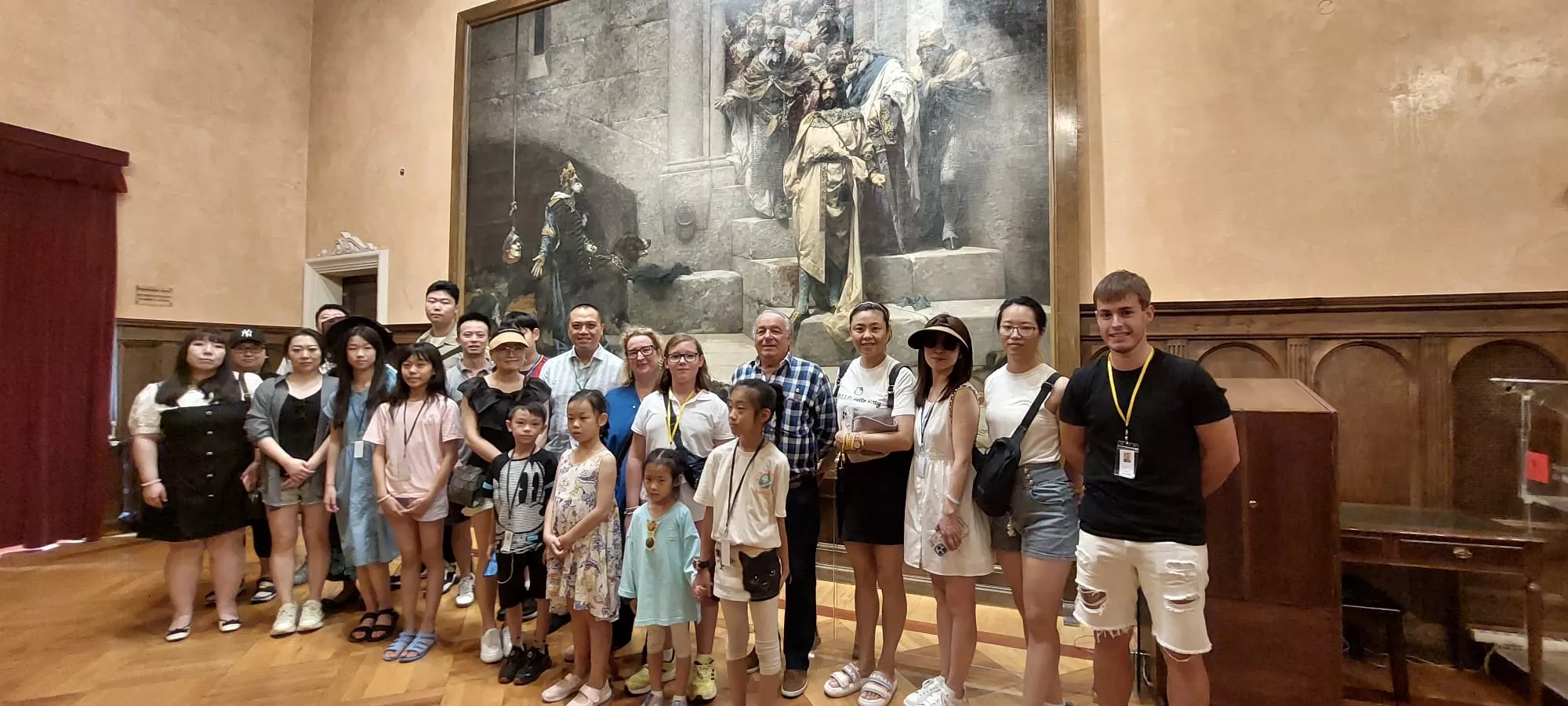 Grupo de jóvenes pianistas chinos que hacen turismo por Huesca y el sábado actúan en el Casino Oscense