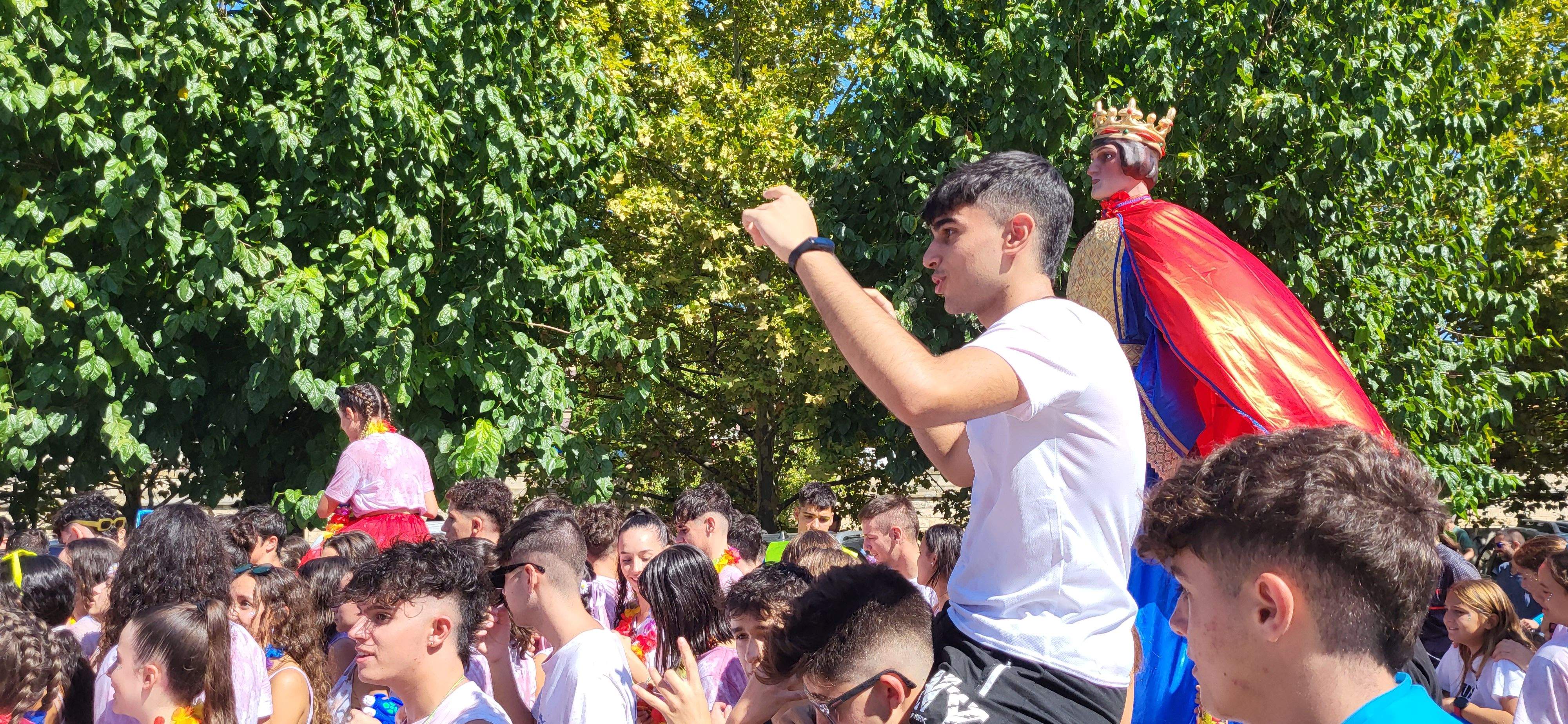 El pasacalles extiende la fiesta por Monzón. Foto: Mercedes Manterola