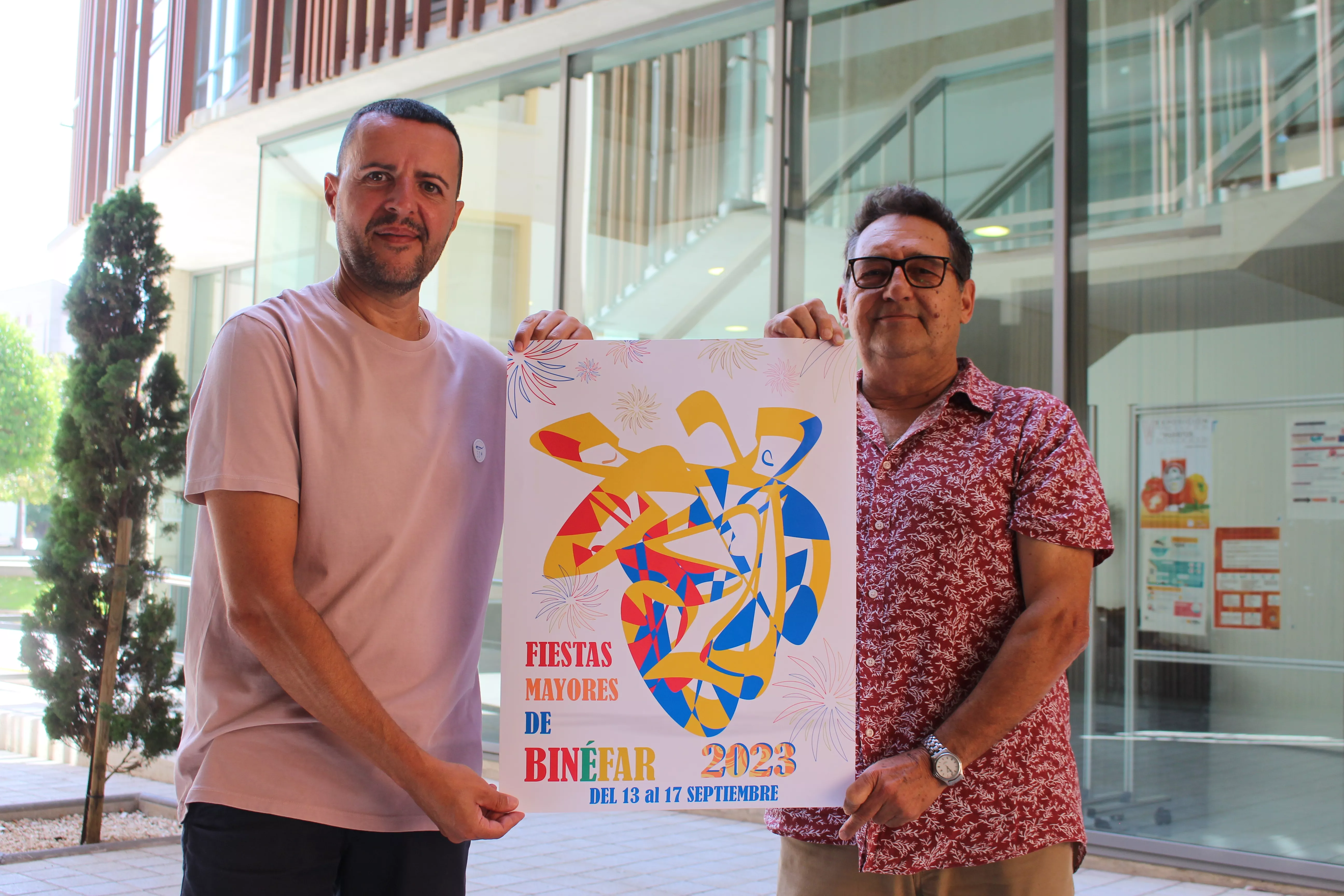 César Pardos y Txema Bañón con el cartel de fiestas de Binéfar