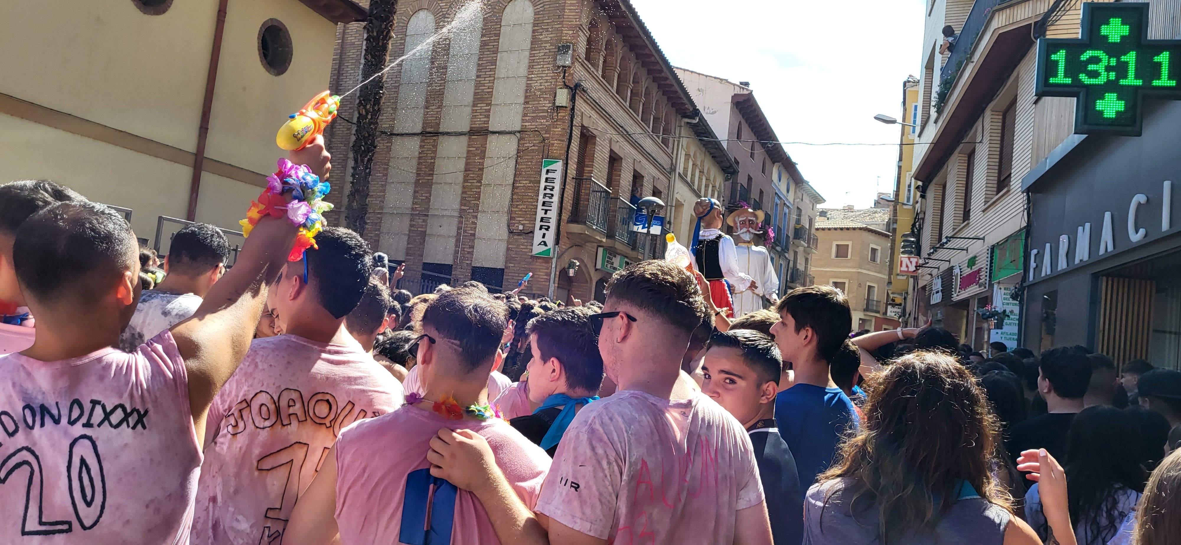 El pasacalles extiende la fiesta por Monzón. Foto: Mercedes Manterola