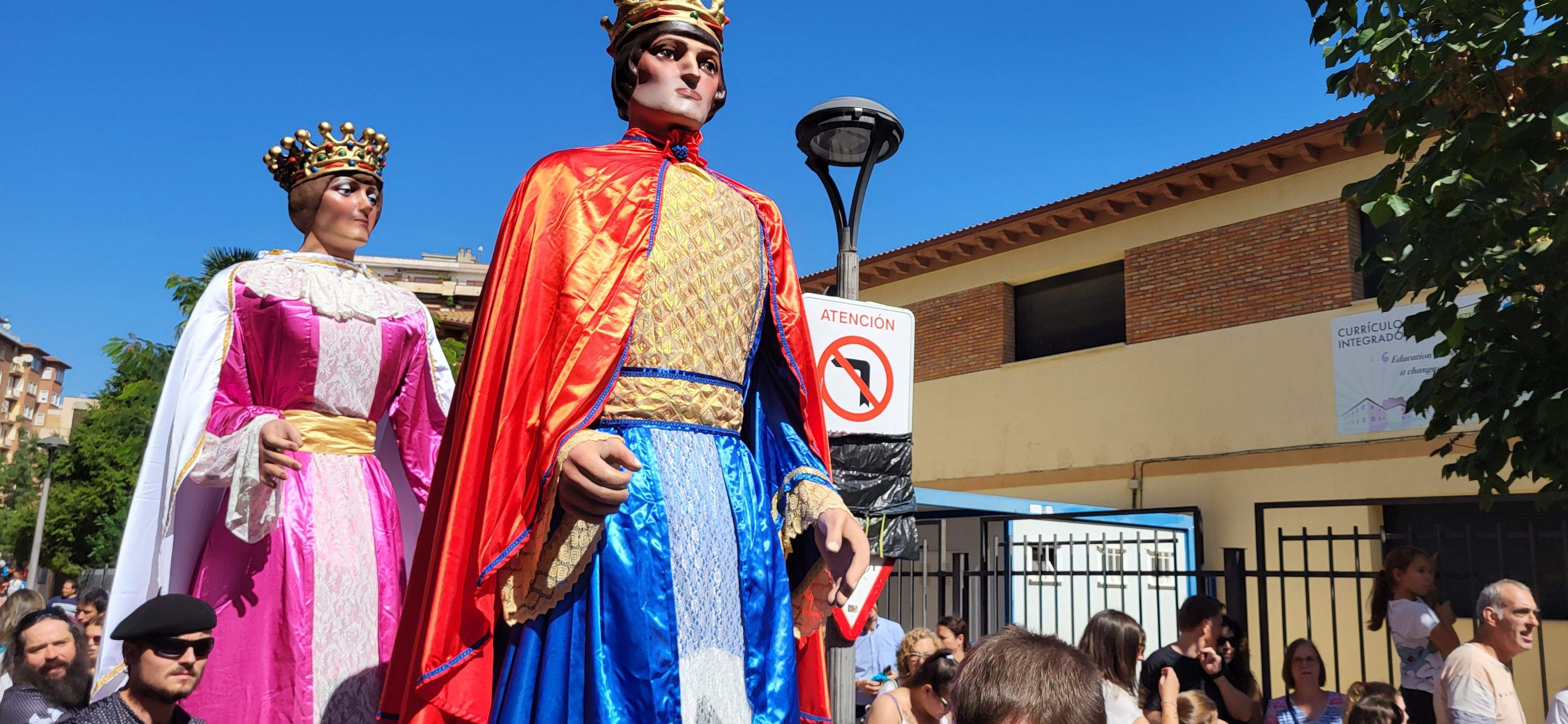 El pasacalles extiende la fiesta por Monzón. Foto: Mercedes Manterola