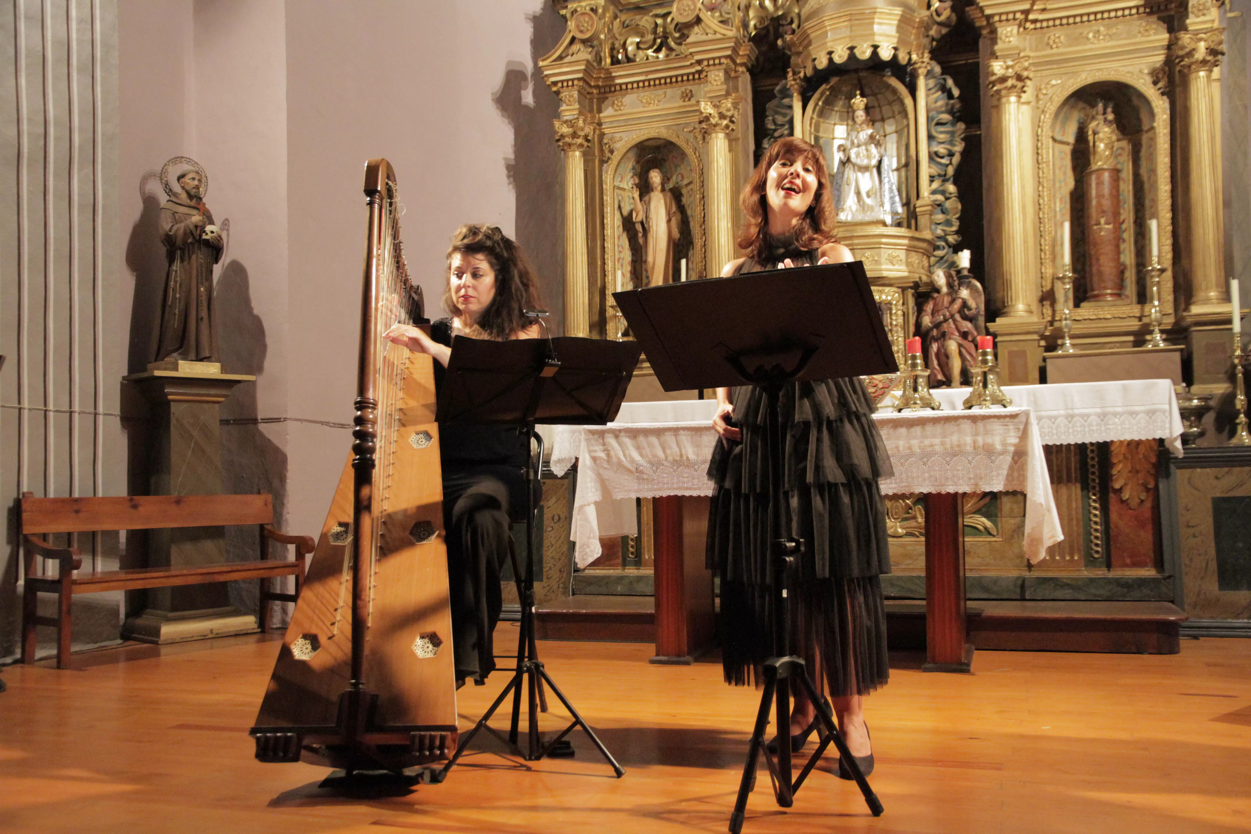 Actuación de Sara Águera y Cristina Bayón en la iglesia de San Martín de Hecho en el Festival Camino de Santiago.