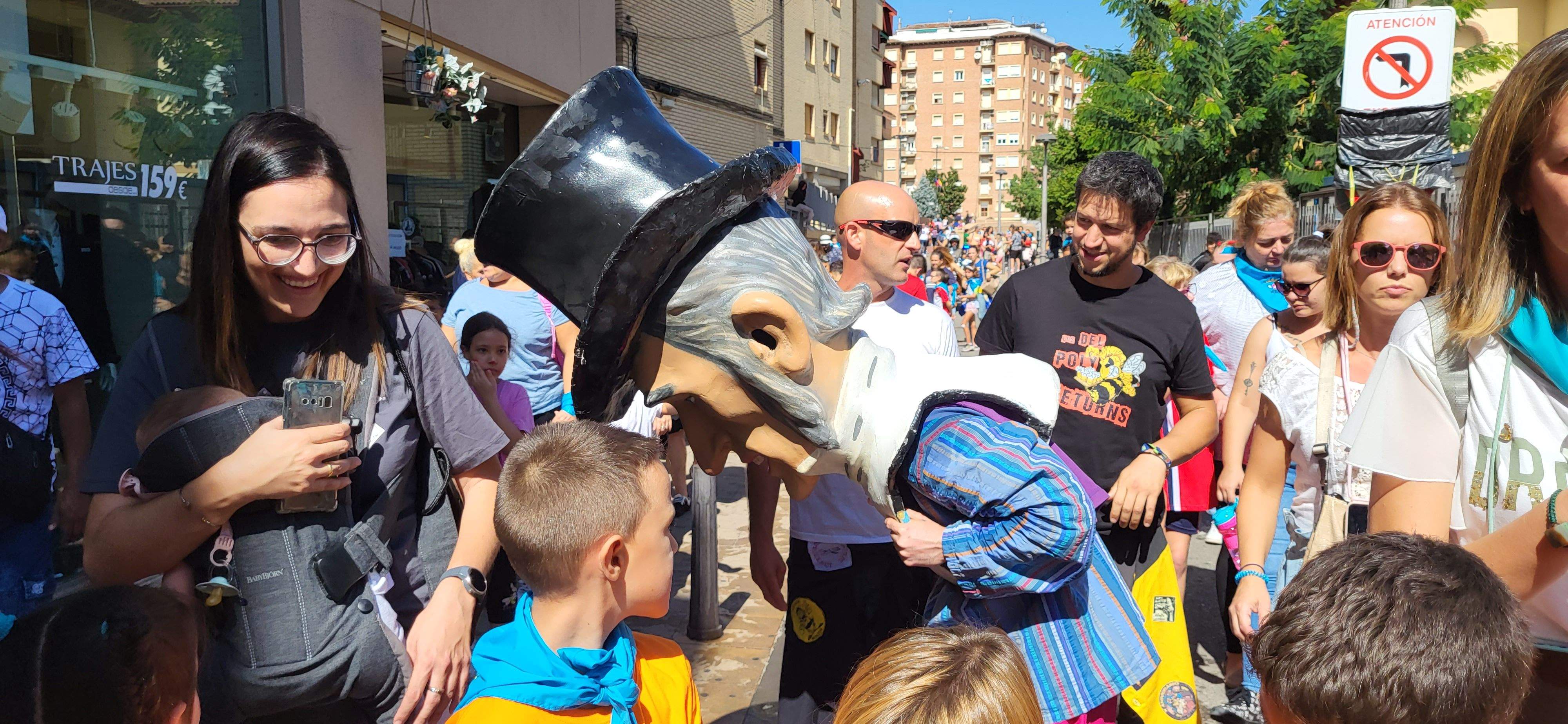 El pasacalles extiende la fiesta por Monzón. Foto: Mercedes Manterola