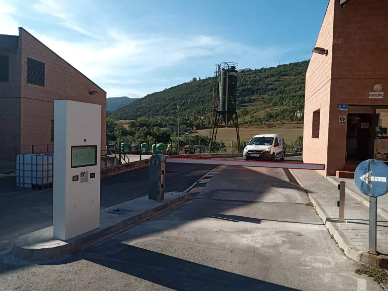 Una pantalla digital da la bienvenida a los usuarios del punto limpio de Jaca.