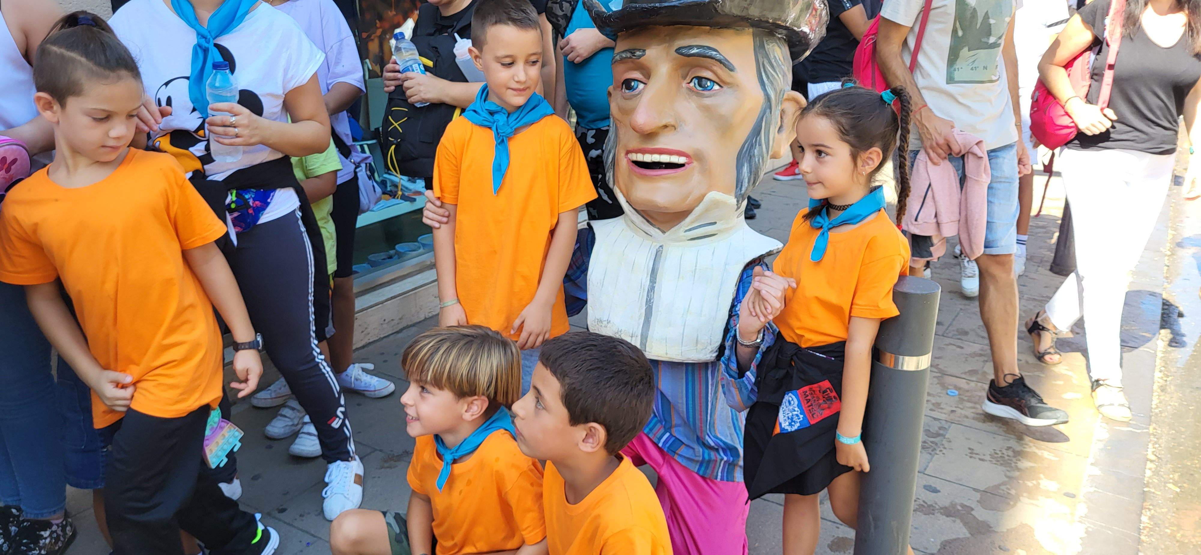 El pasacalles extiende la fiesta por Monzón. Foto: Mercedes Manterola