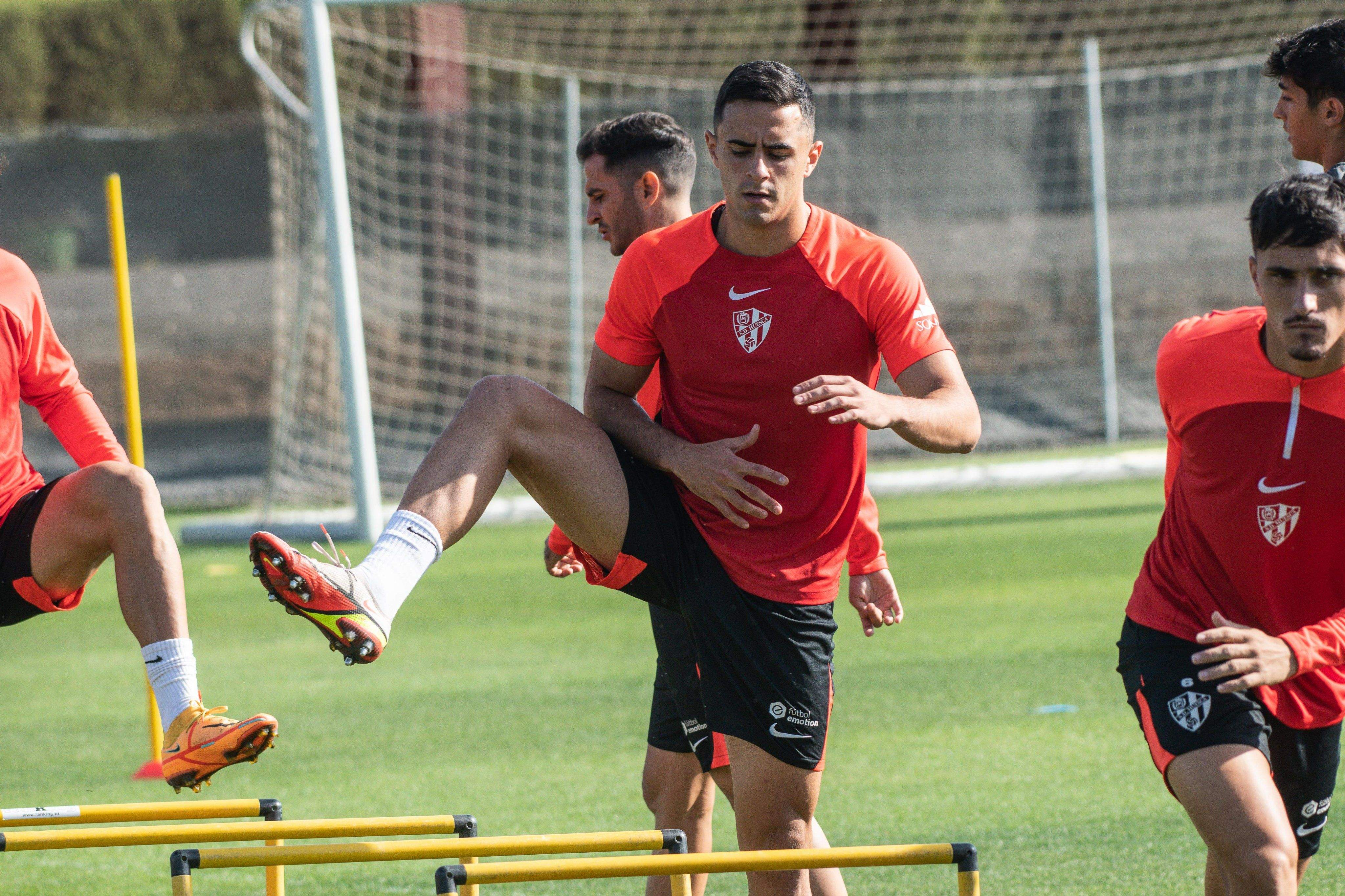 Rubén Pulido, en un entrenamiento del Huesca, es uno de los llamados a estar.