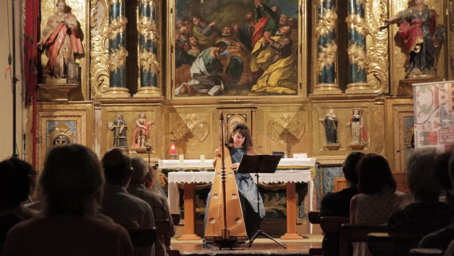 Sara Águeda en el imponente marco de la Iglesia de Santa Cilia Sara Águeda en el imponente marco de la Iglesia de Santa Cilia