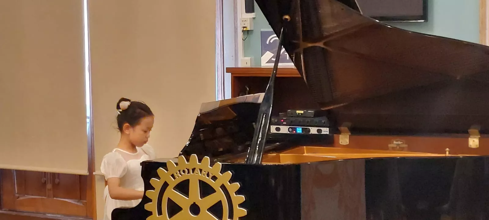 Concierto del World Music Connection Festival en el Salón Azul del Casino Oscense