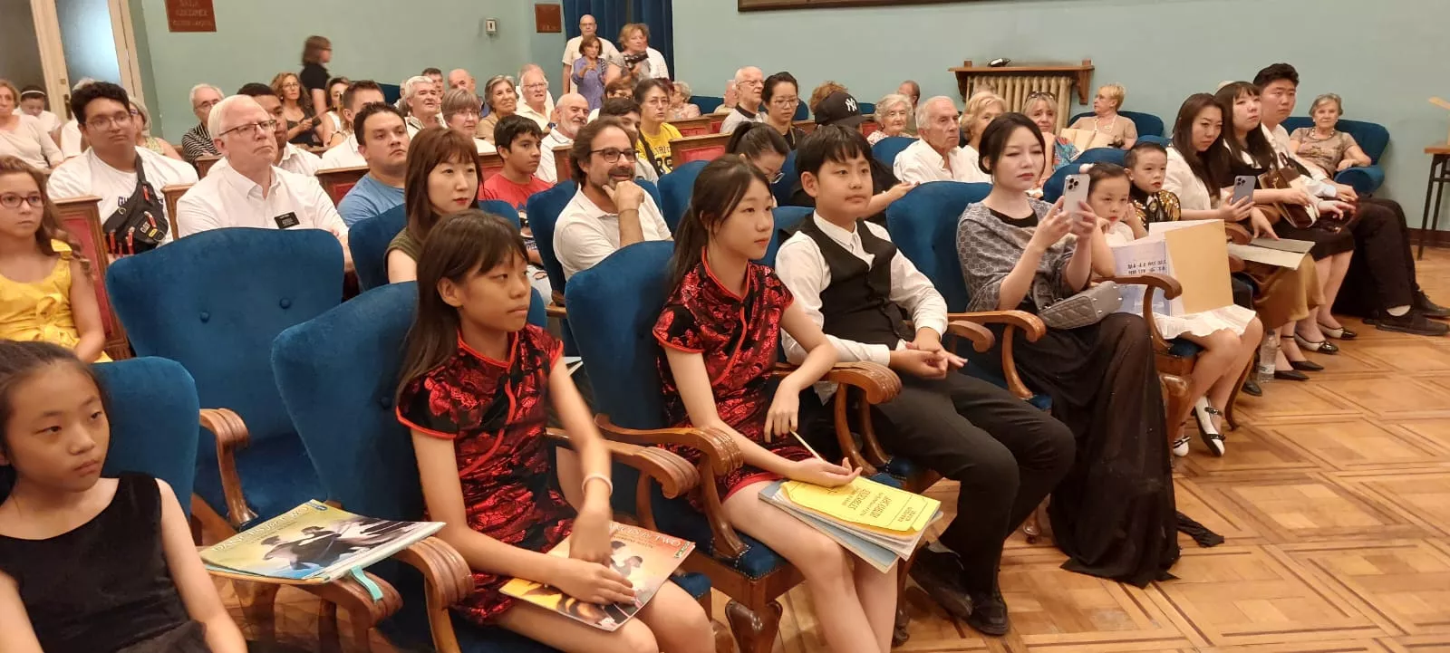 Concierto del World Music Connection Festival en el Salón Azul del Casino Oscense