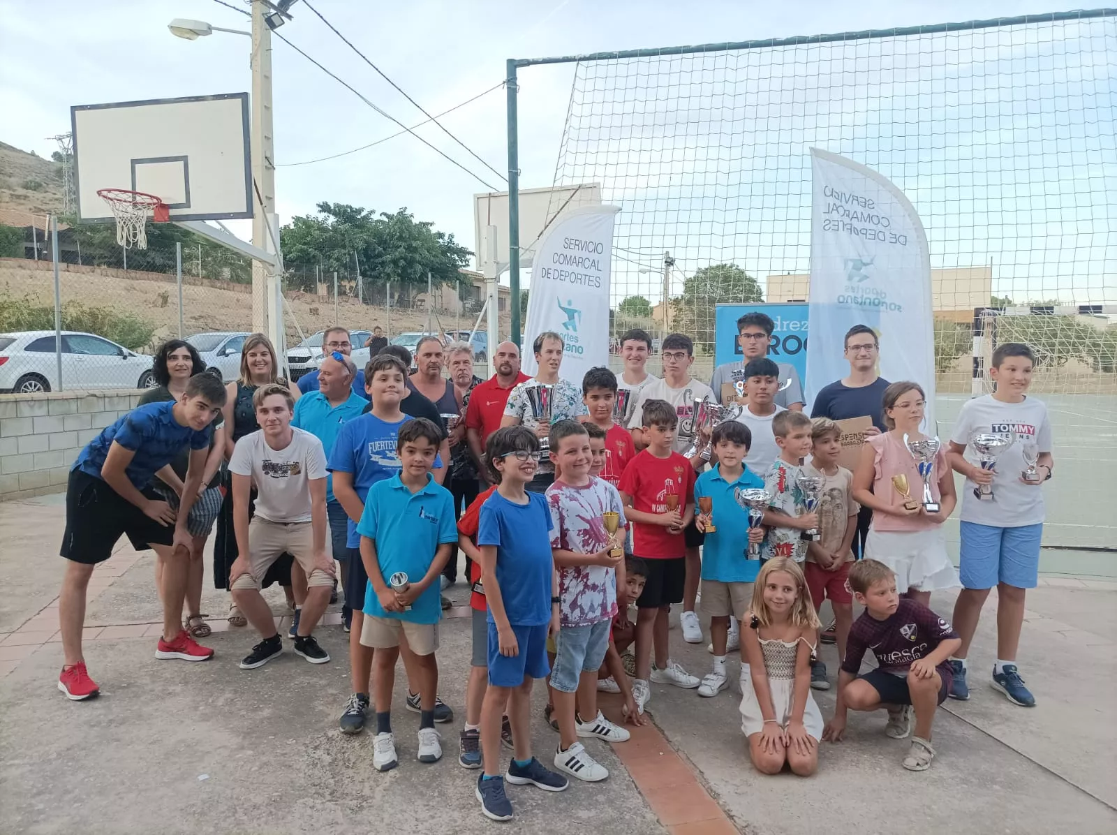 Foto de familia de los premiados en Salas Altas.