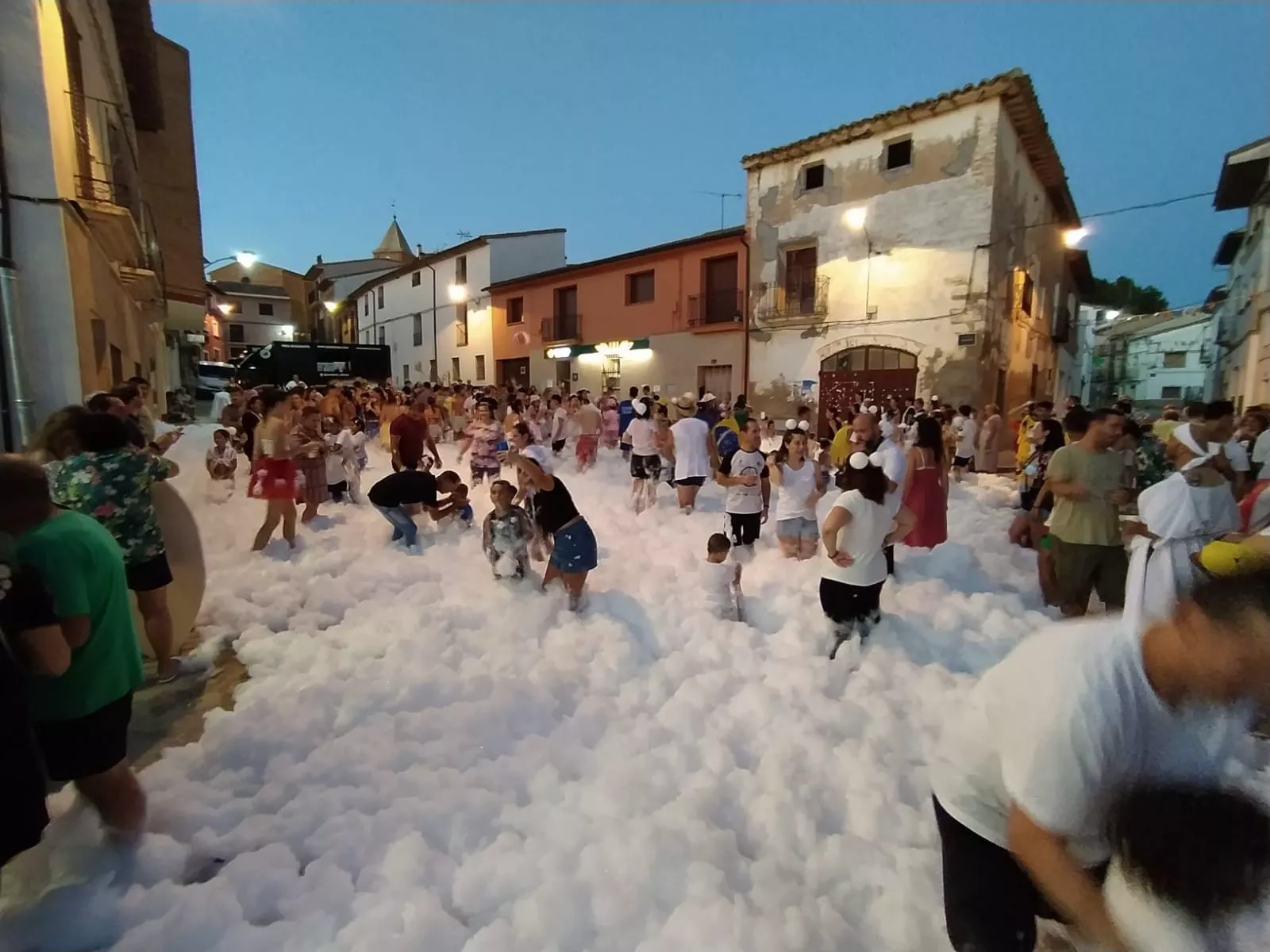 Fiesta de la espuma en las fiestas de Peralta de Alcofea.