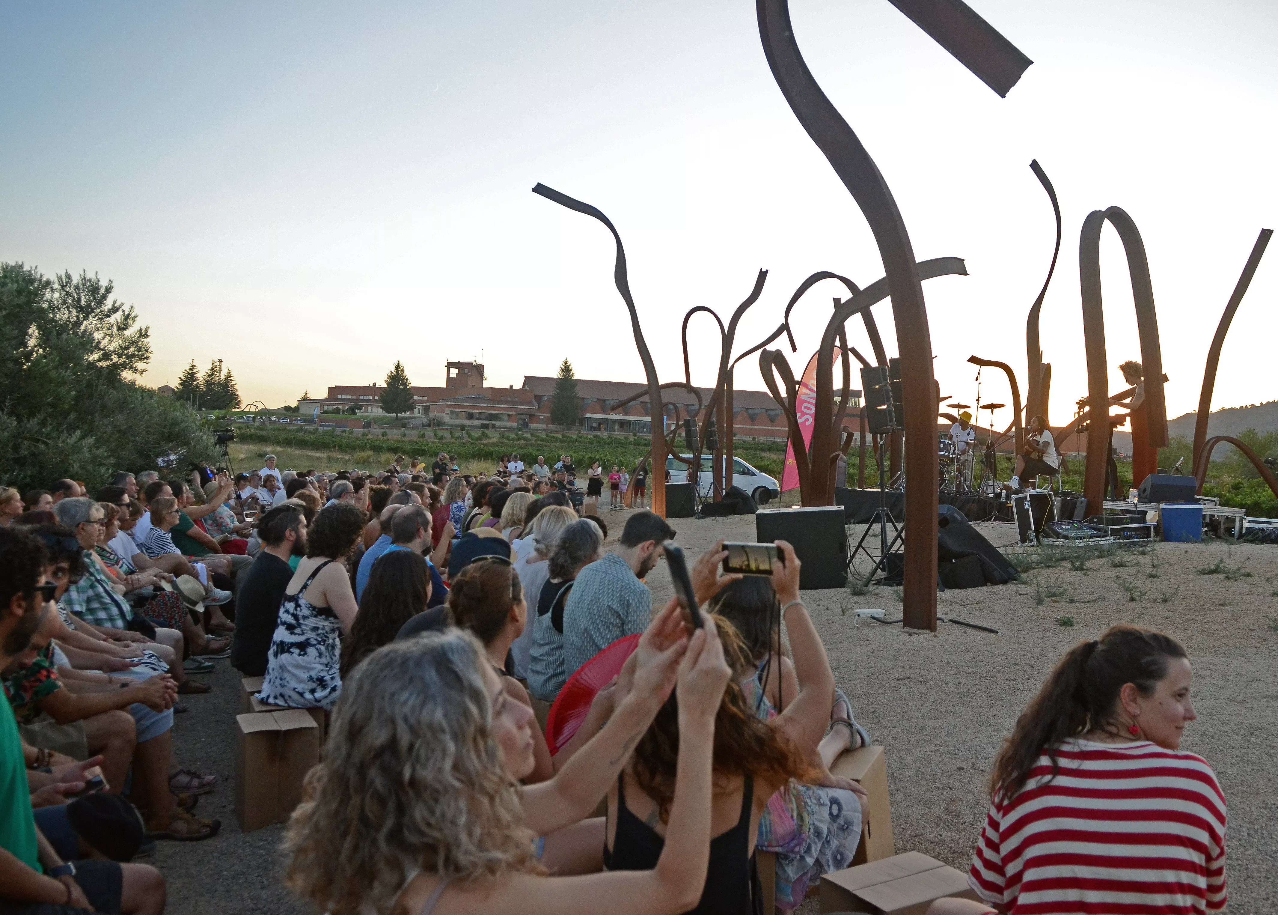 Bia Ferreira durante su actuación en el Bosque de Hierro de Bodegas Enate.
