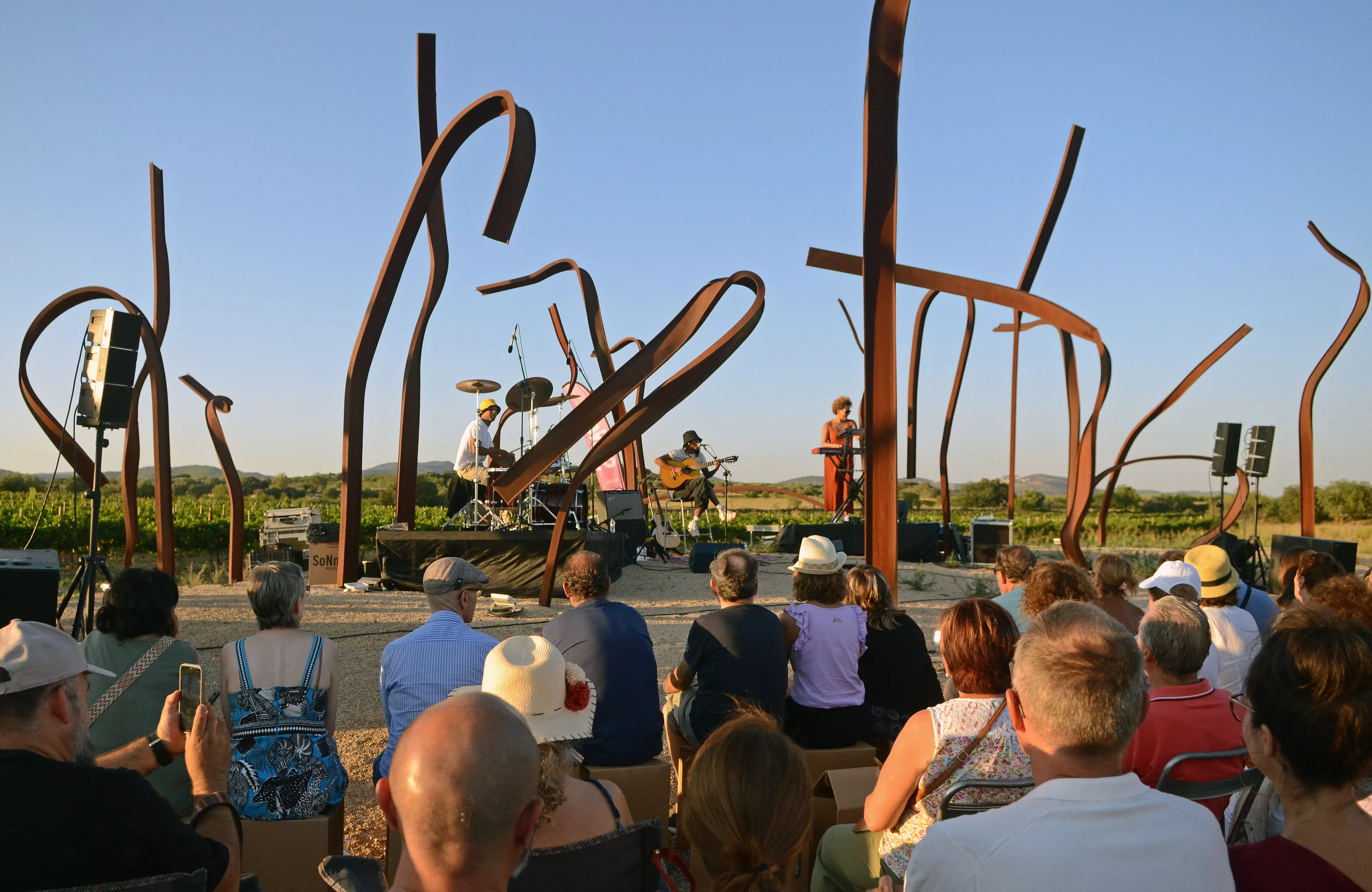 Concierto de Bia Ferreira en el Bosque de Hierro de Bodegas Enate dentro del Sonna.