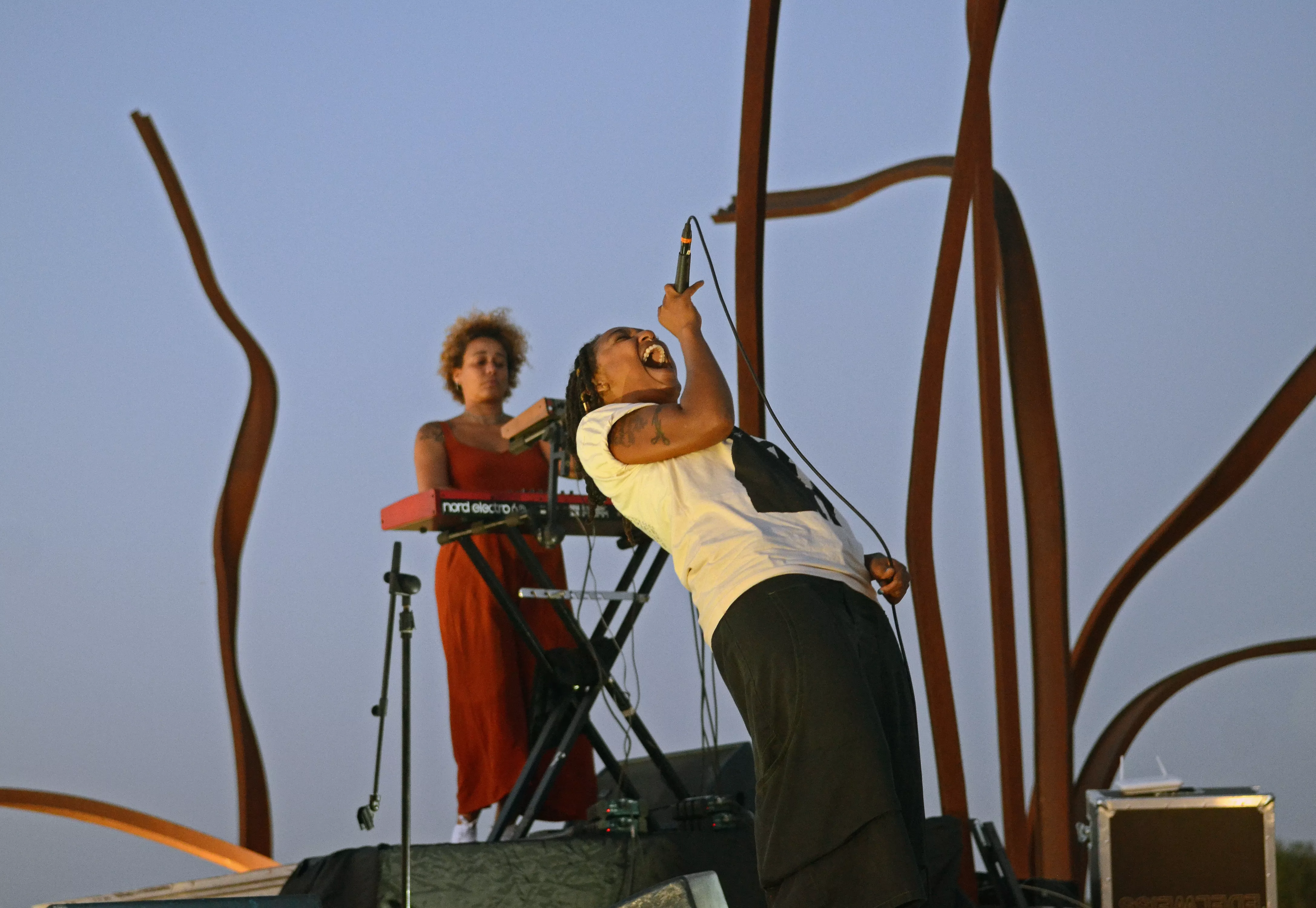 Concierto de Bia Ferreira en el Bosque de Hierro de Bodegas Enate dentro del Sonna.
