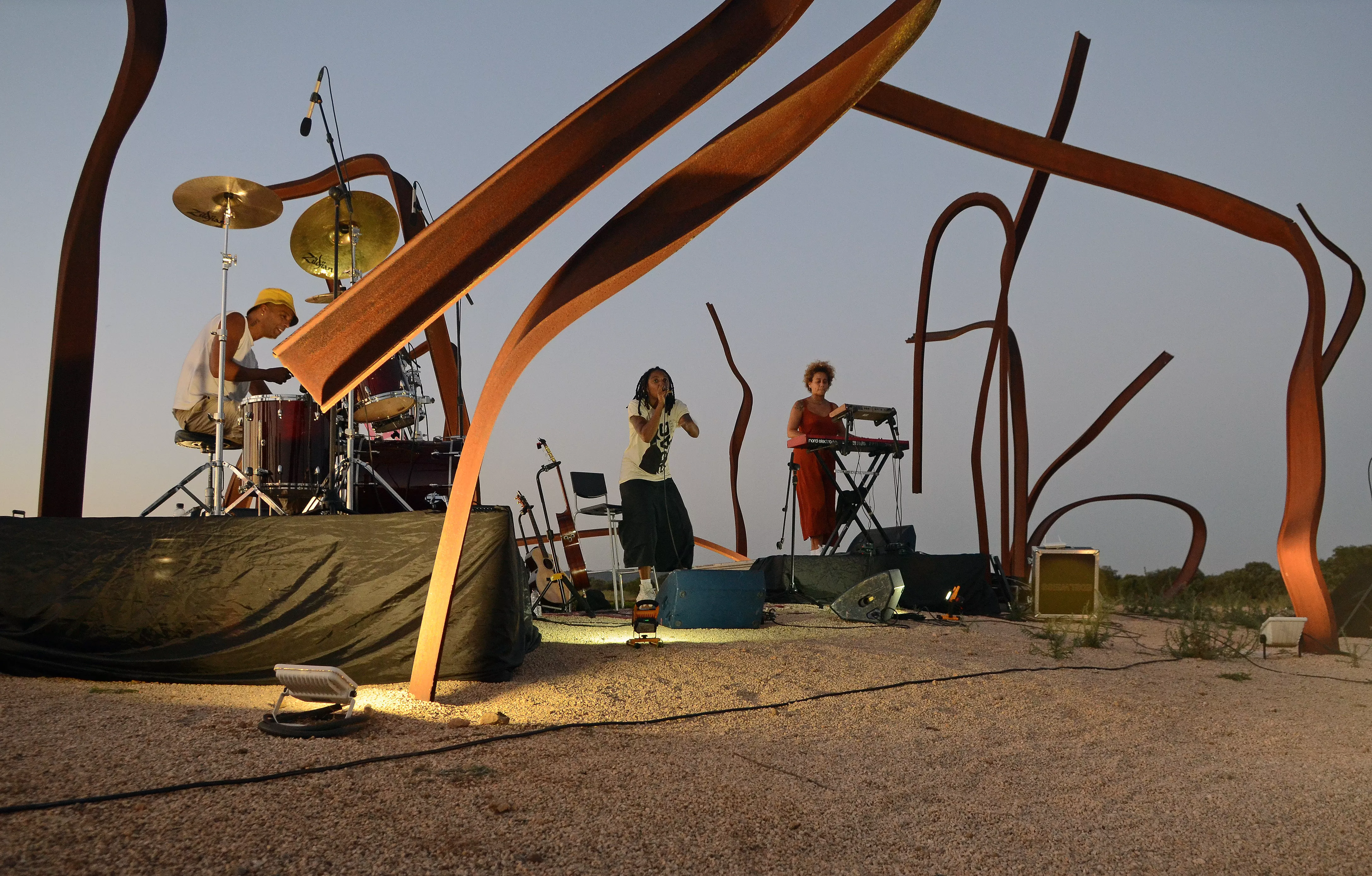 Concierto de Bia Ferreira en el Bosque de Hierro de Bodegas Enate dentro del Sonna.