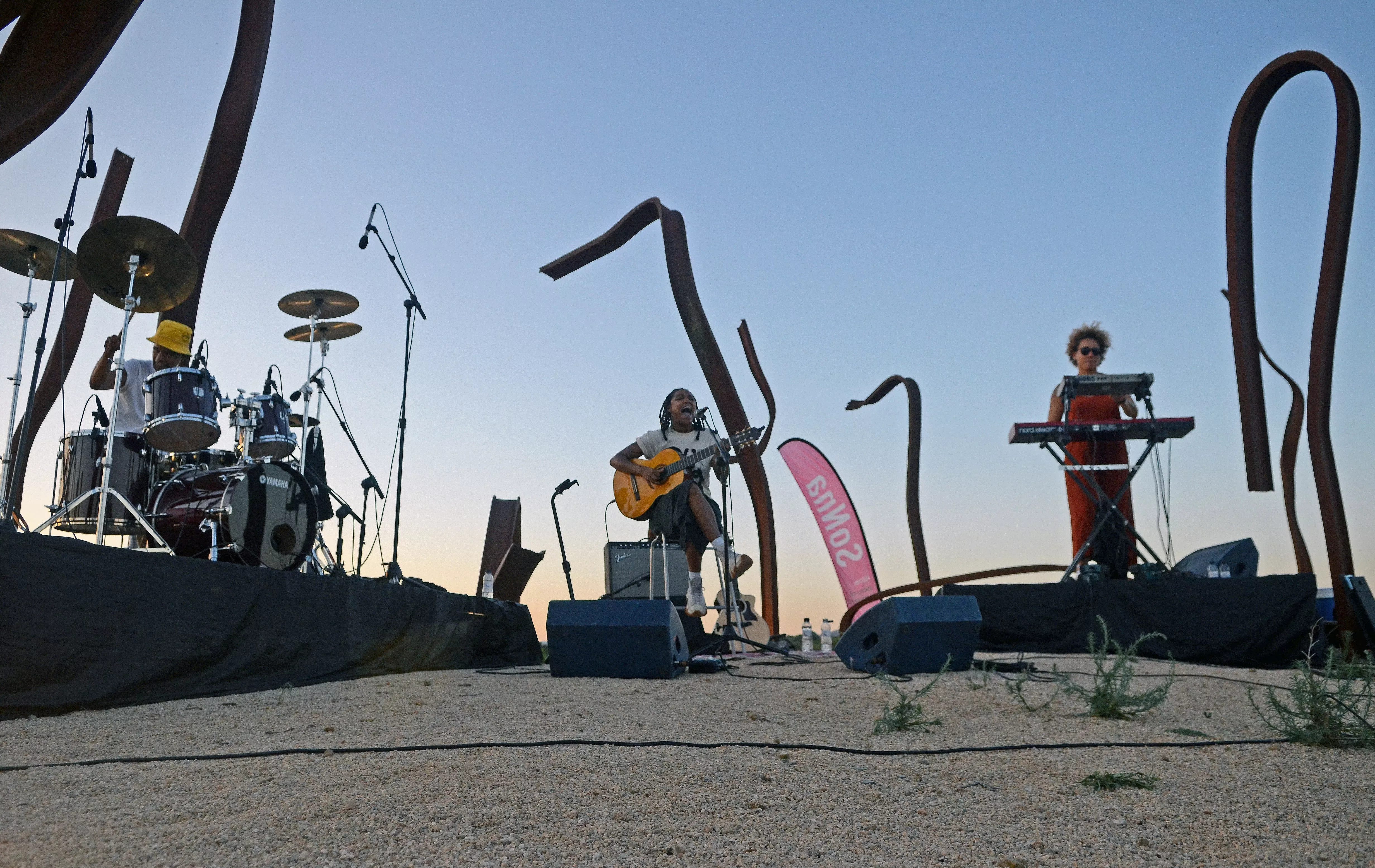 Concierto de Bia Ferreira en el Bosque de Hierro de Bodegas Enate dentro del Sonna.