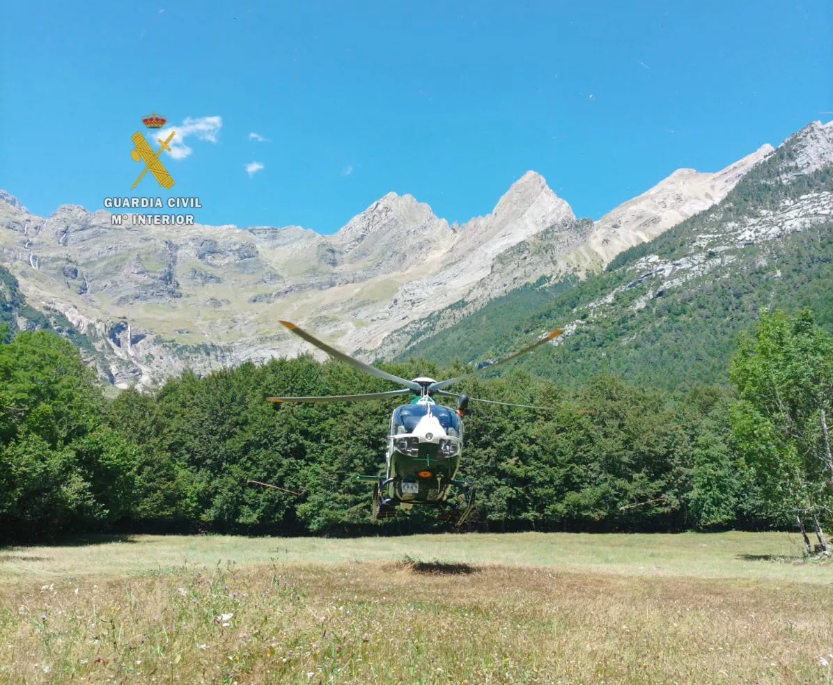 Helicóptero de la Guardia Civil en una actuación de rescate en el Pirineo oscense.