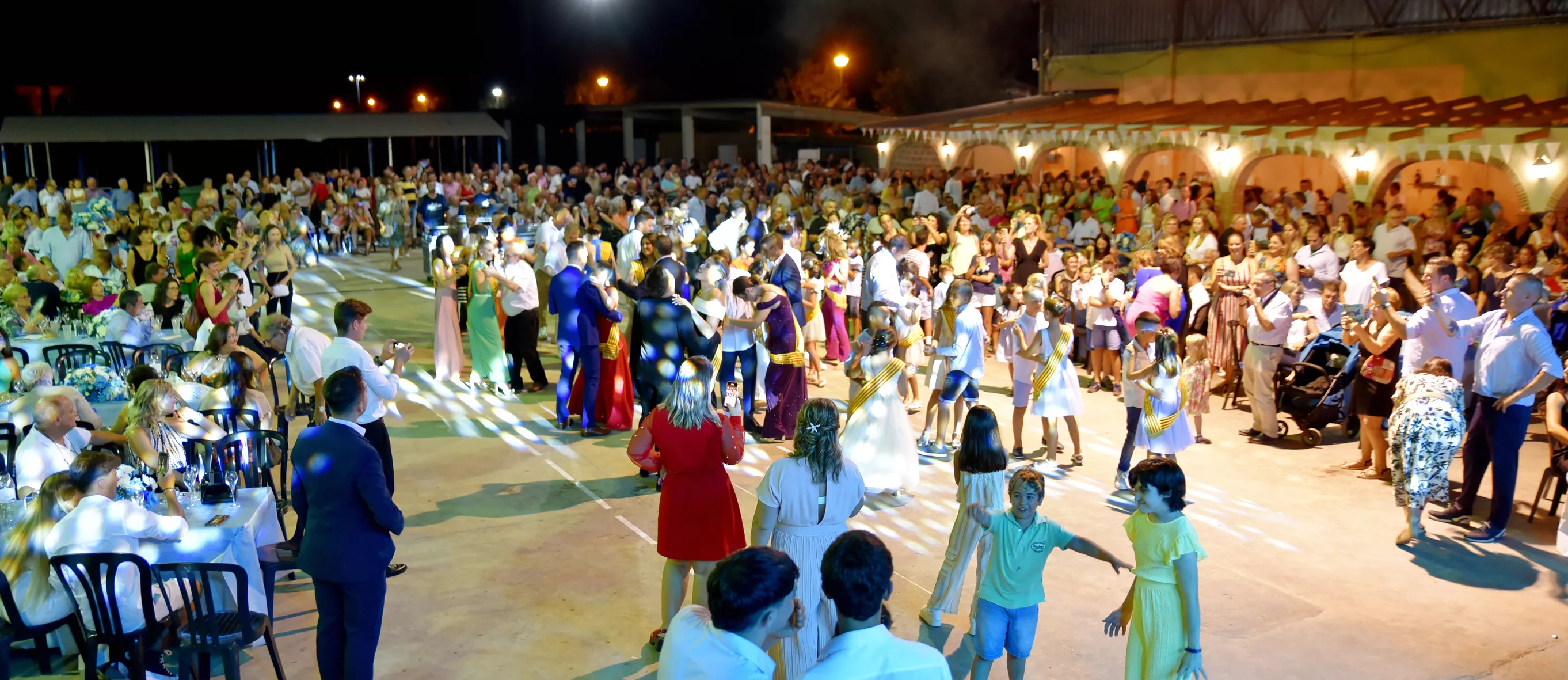 Presentación de las mairalesas en Sariñena. Fotos Rosendo