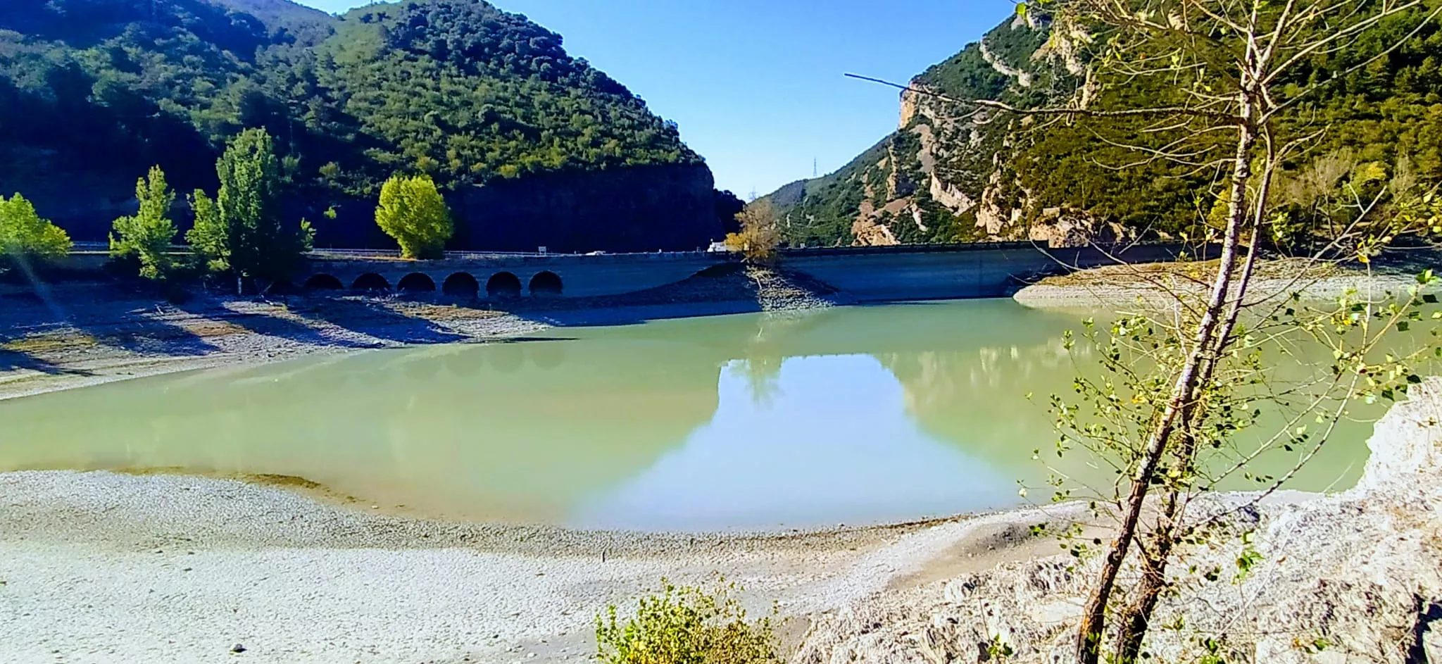 Estado del embalse de Arguis por la excepcional falta de lluvias.  Foto: Joaquín Santafé