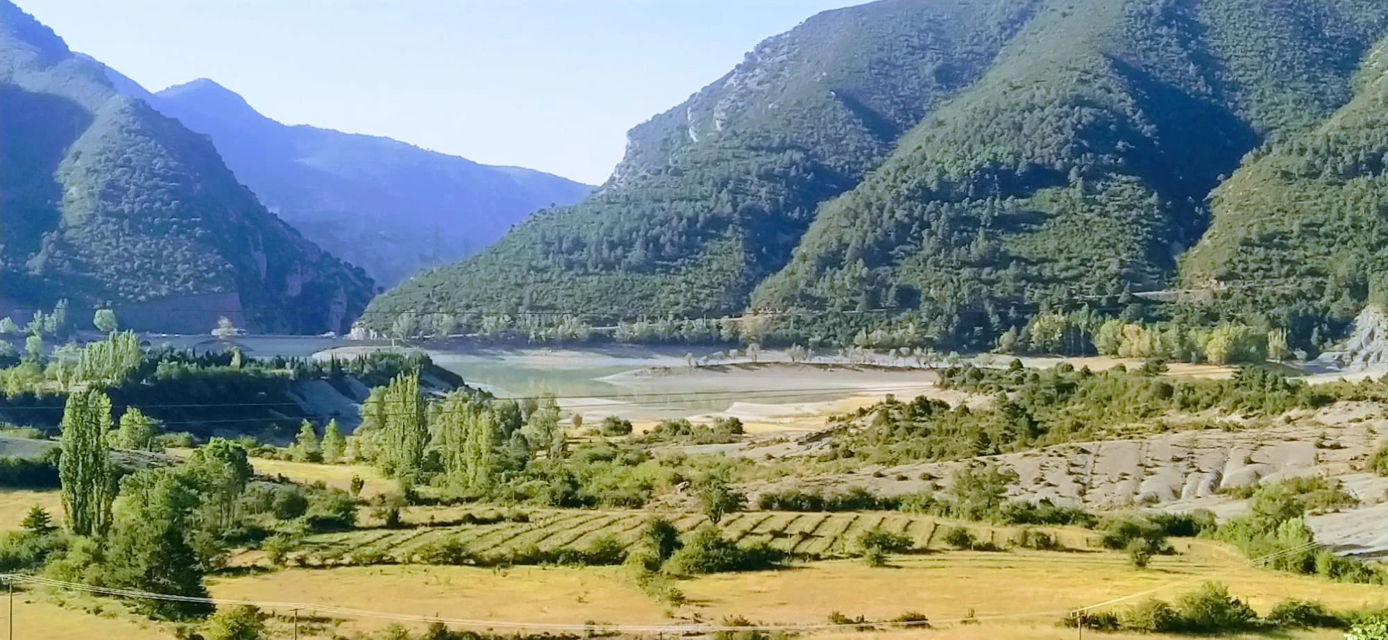 Estado del embalse de Arguis por la excepcional falta de lluvias.  Foto: Joaquín Santafé