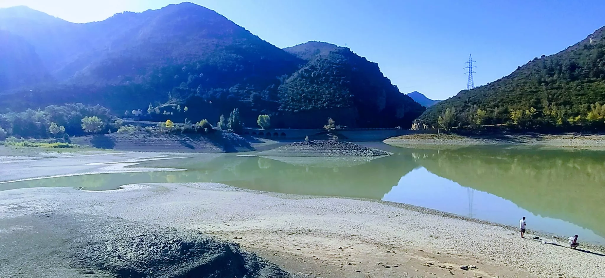 Estado del embalse de Arguis por la excepcional falta de lluvias.  Foto: Joaquín Santafé