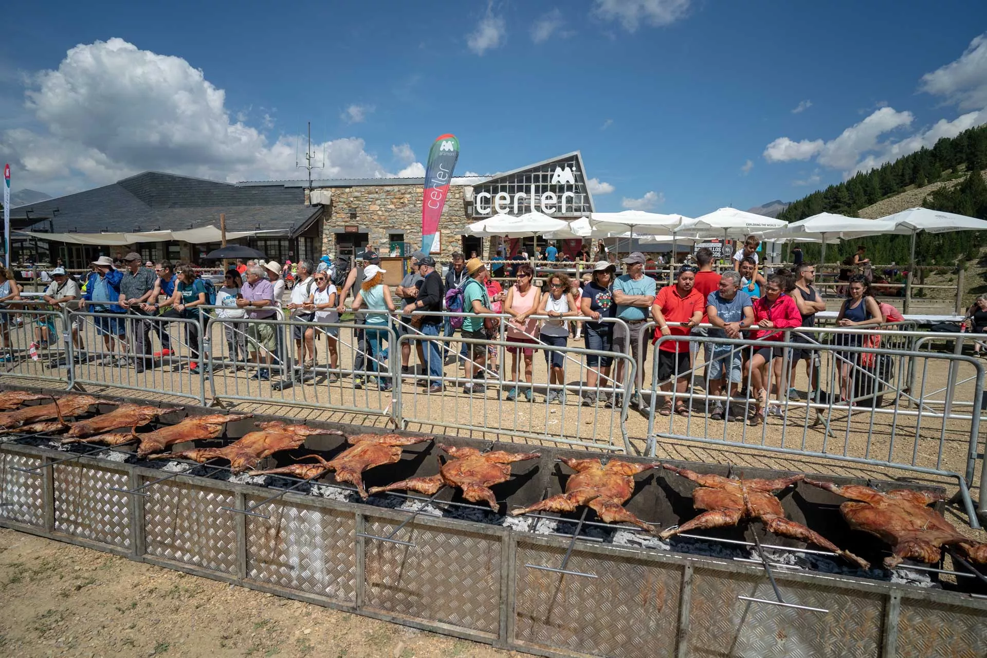 La estación de Cerler celebra este sábado la tradicional Fiesta del Cordero al espeto.