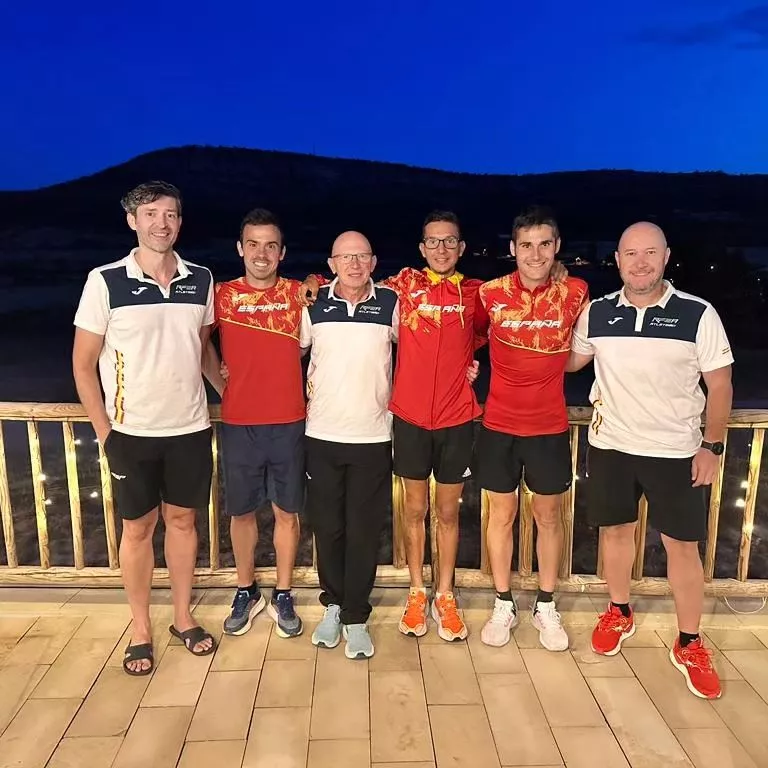 Alberto Puyuelo, segundo por la izquierda, junto a compañeros y miembros de la selección española en la concentración.