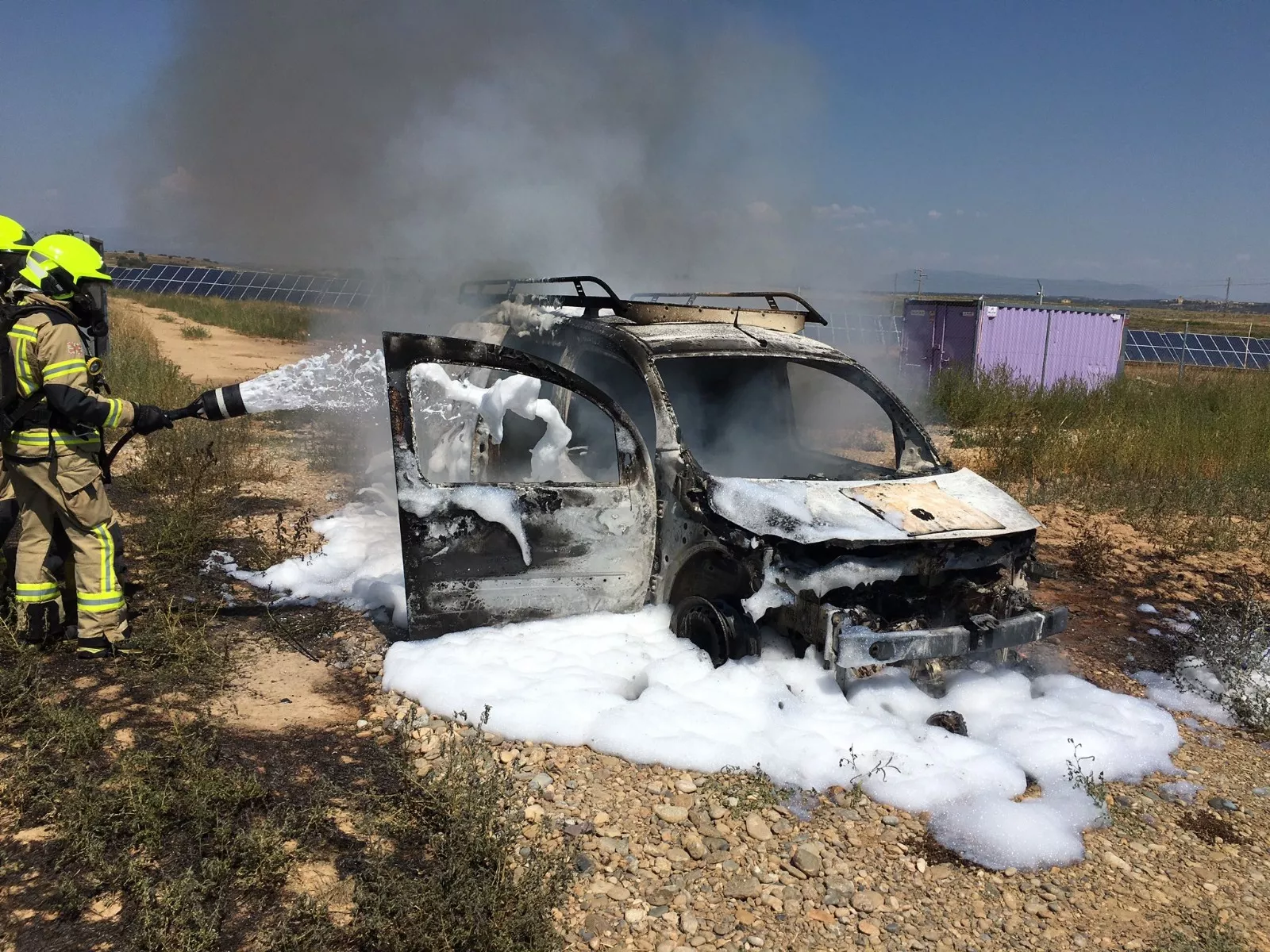 Bomberos de Huesca extinguen un incendio de un vehículo en un campo de Pertusa